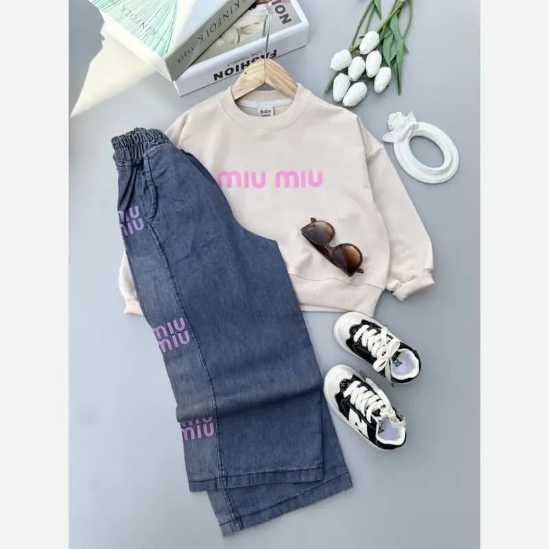 ست بلوز و شلوار لی دخترانه بچگانه طرح Miu Miu پاییزه دورس لاکرا سایز 45 تا 70 — تصویر ۹
