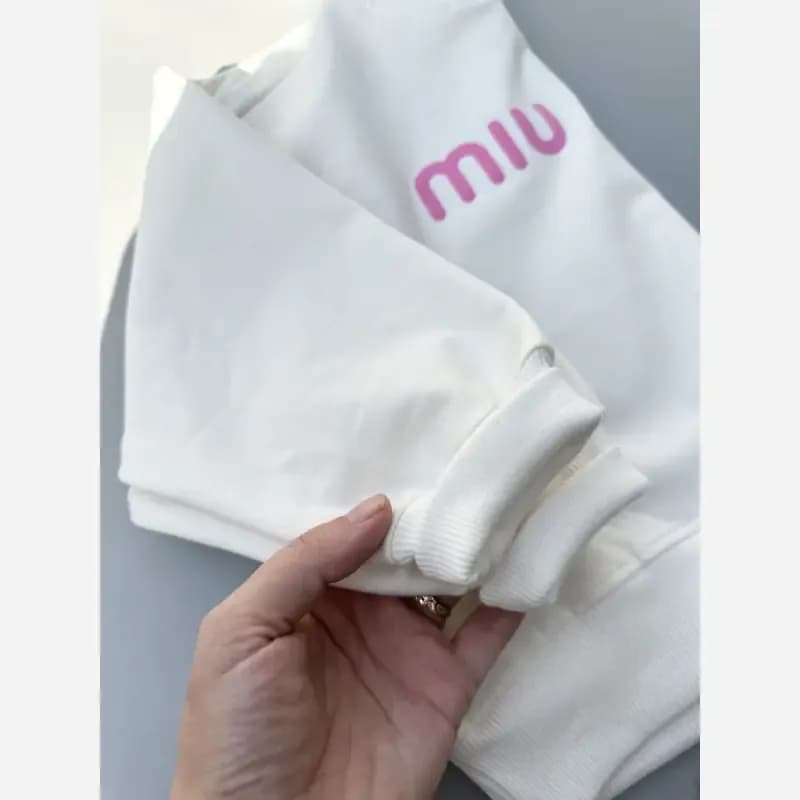 ست بلوز و شلوار لی دخترانه بچگانه طرح Miu Miu پاییزه دورس لاکرا سایز 45 تا 70 — تصویر ۷