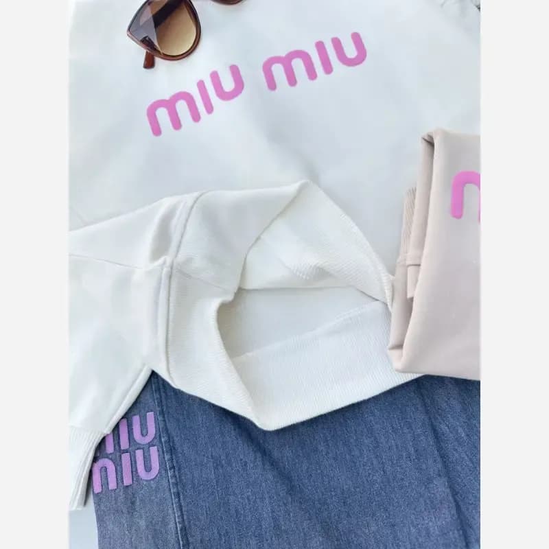 ست بلوز و شلوار لی دخترانه بچگانه طرح Miu Miu پاییزه دورس لاکرا سایز 45 تا 70 — تصویر ۵