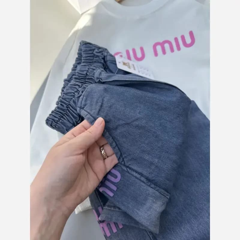 ست بلوز و شلوار لی دخترانه بچگانه طرح Miu Miu پاییزه دورس لاکرا سایز 45 تا 70 — تصویر ۶
