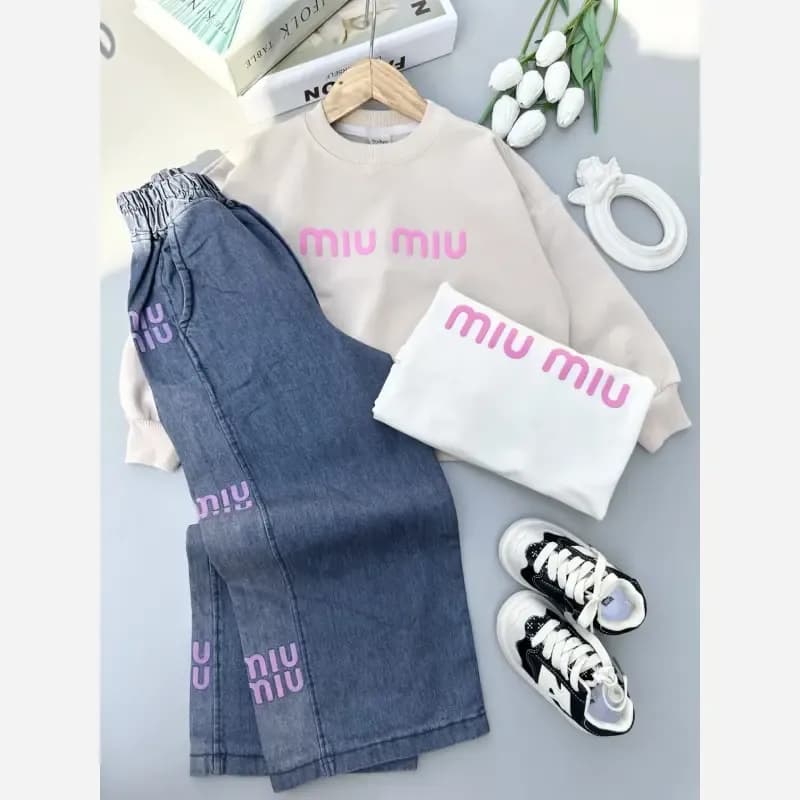 ست بلوز و شلوار لی دخترانه بچگانه طرح Miu Miu پاییزه دورس لاکرا سایز 45 تا 70 — تصویر ۲