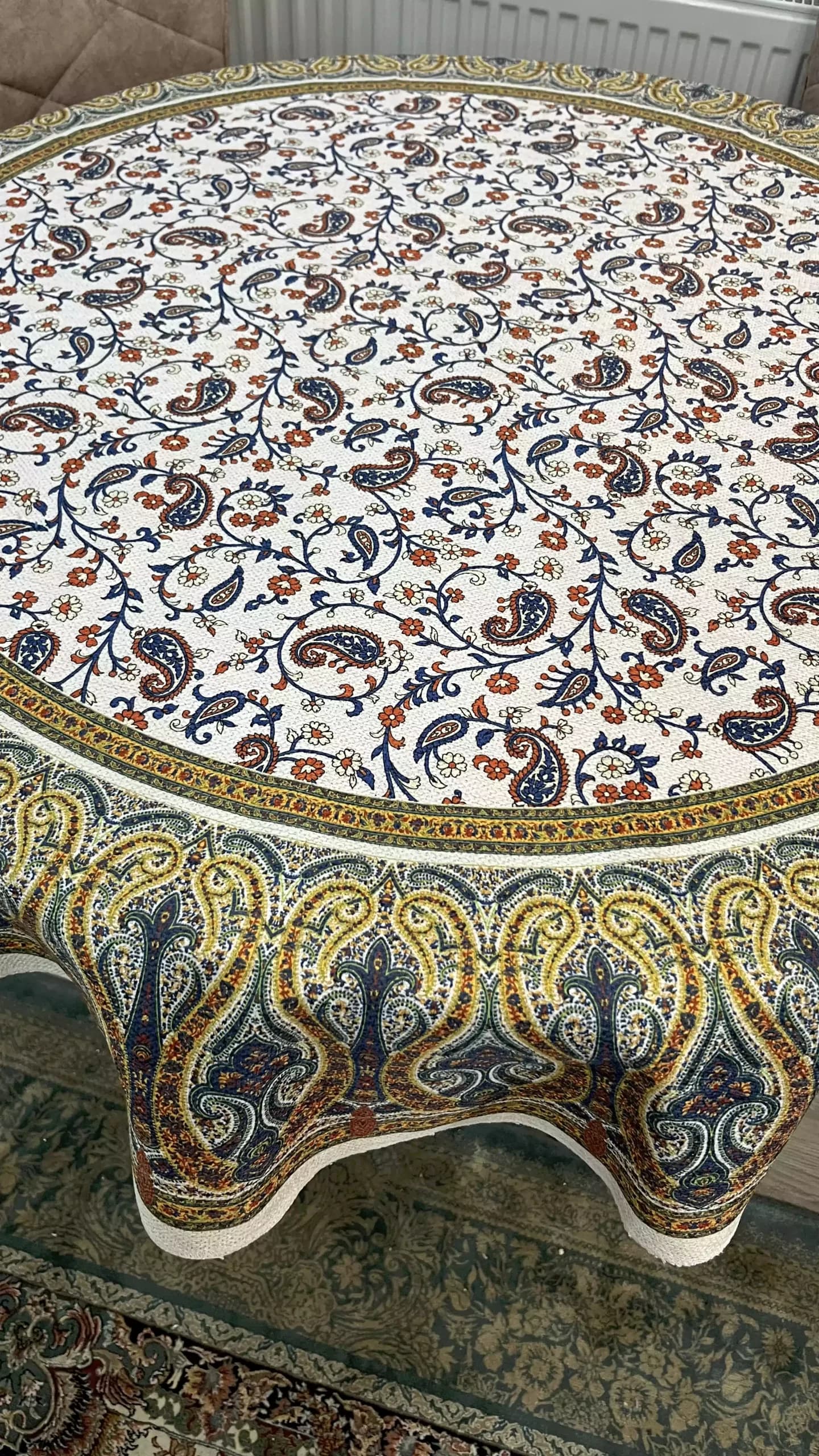 رومیزی گرد شانل قطر 140 سانت گلستان آبی زرد — تصویر ۲