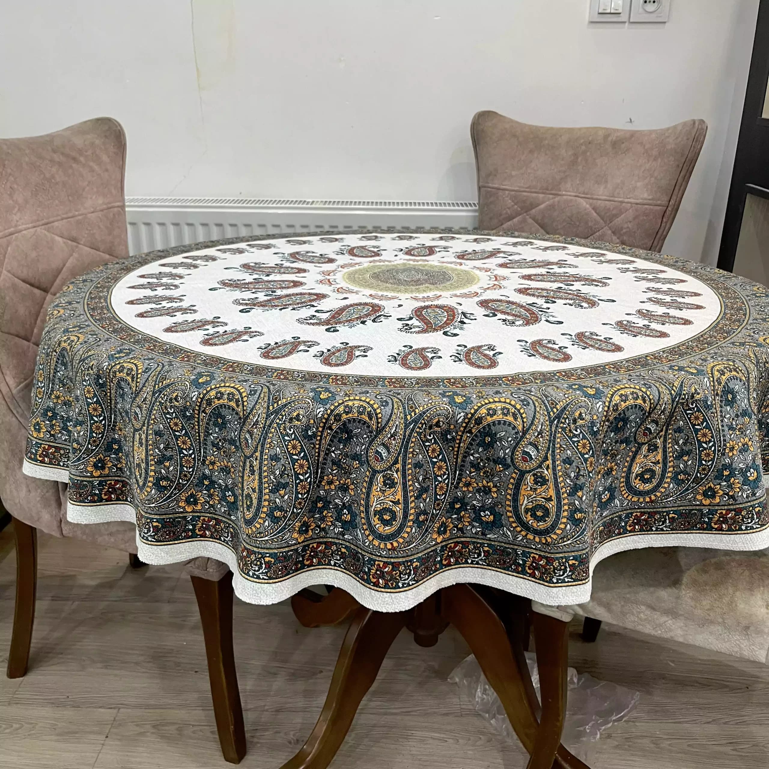 رومیزی گرد شانل قطر 140 سانت دو ترمه کوچک و بزرگ — تصویر ۴