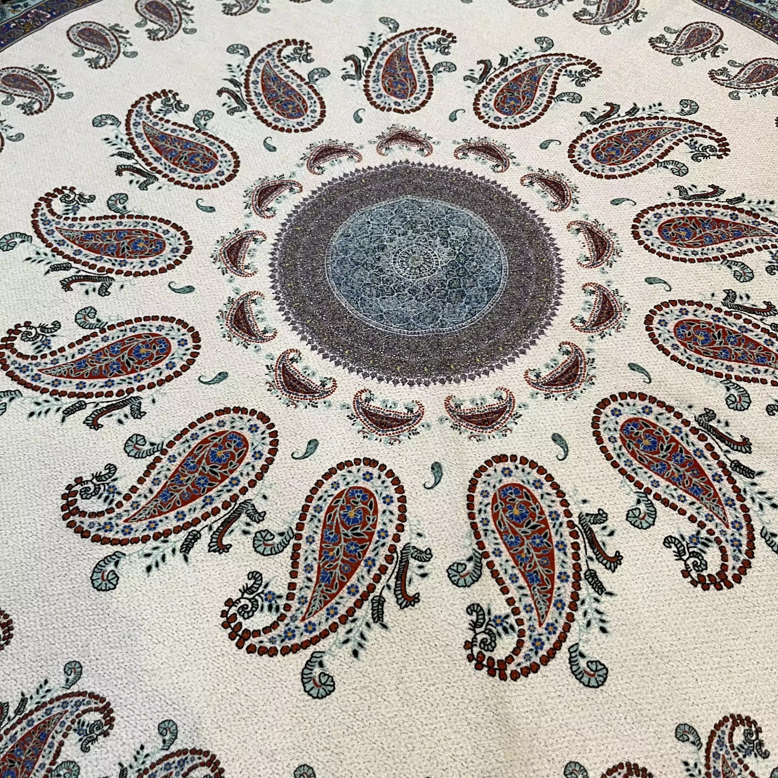 رومیزی گرد شانل قطر 140 سانت دو ترمه کوچک و بزرگ — تصویر ۳
