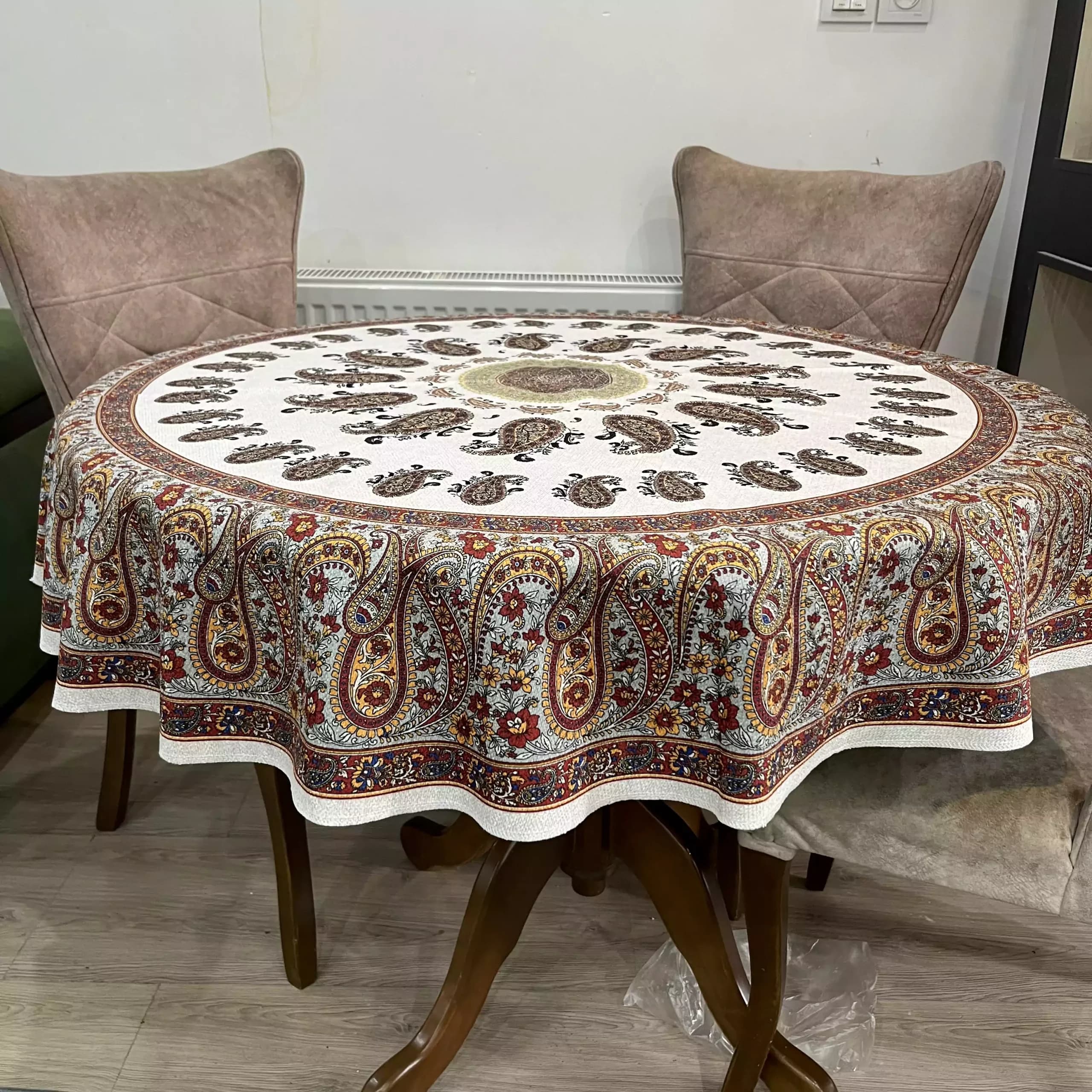 رومیزی گرد شانل قطر 140 سانت دو ترمه کوچک و بزرگ — تصویر ۷