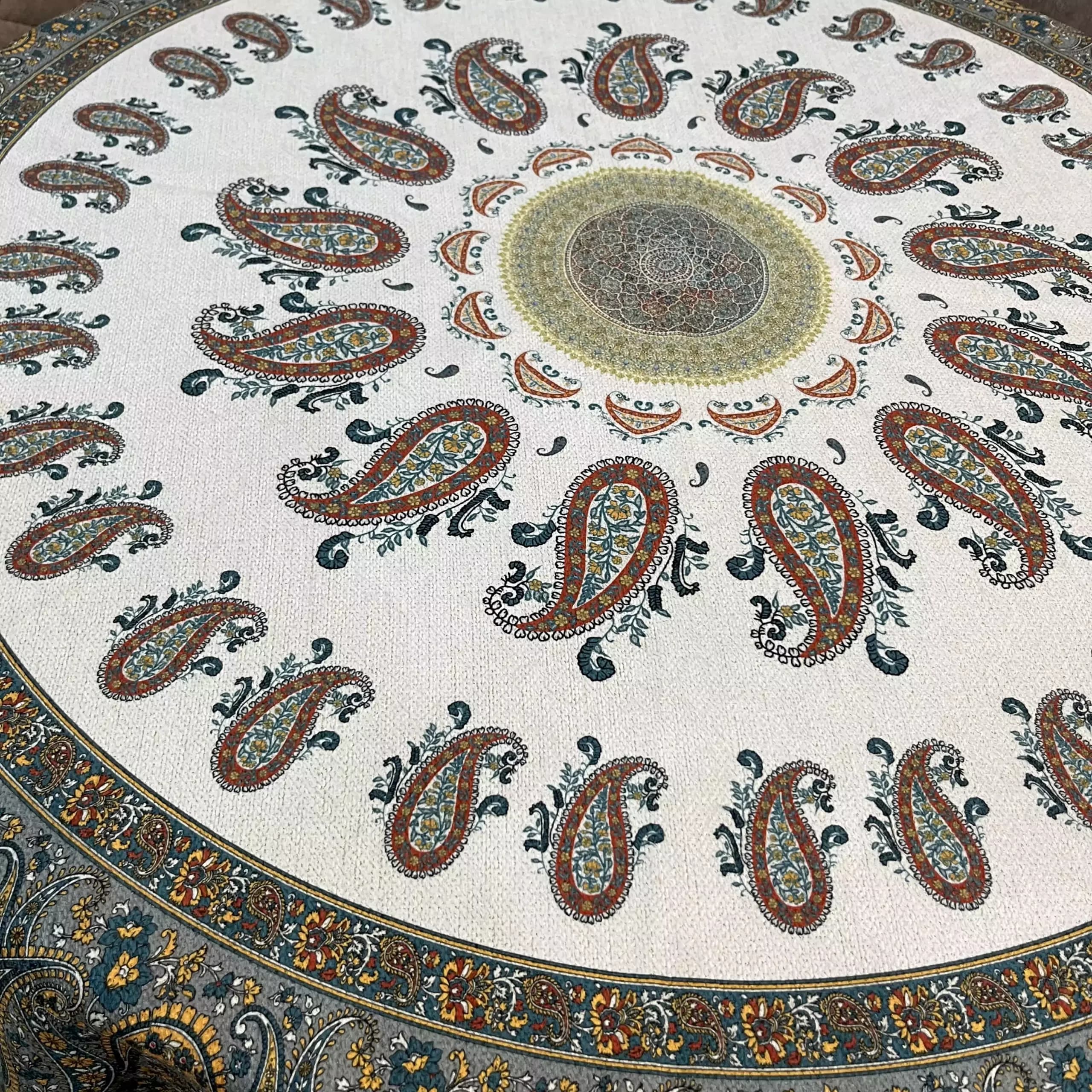 رومیزی گرد شانل قطر 140 سانت دو ترمه کوچک و بزرگ — تصویر ۵