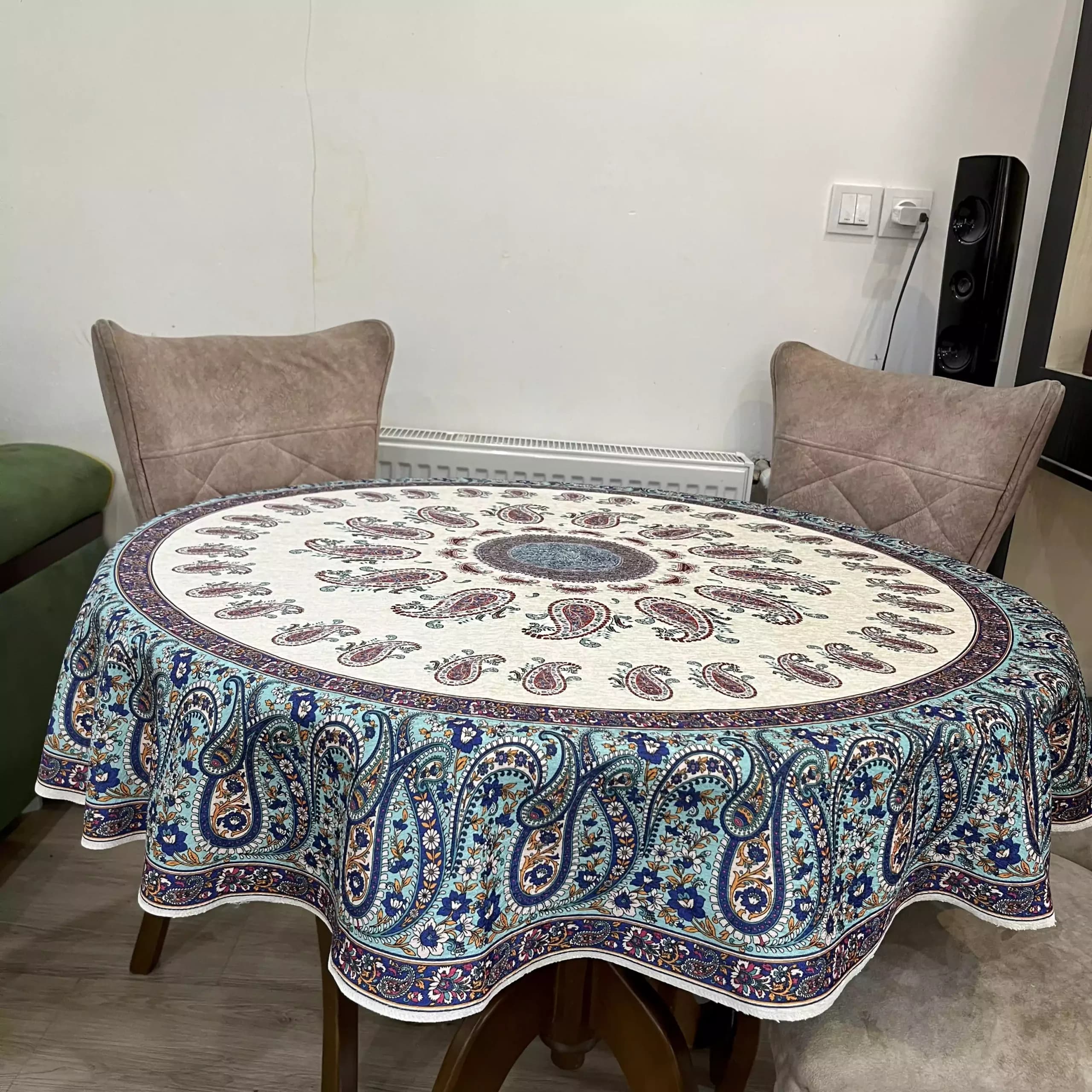رومیزی گرد مخمل شانل قطر 140 سانت آبی فیروزه ای