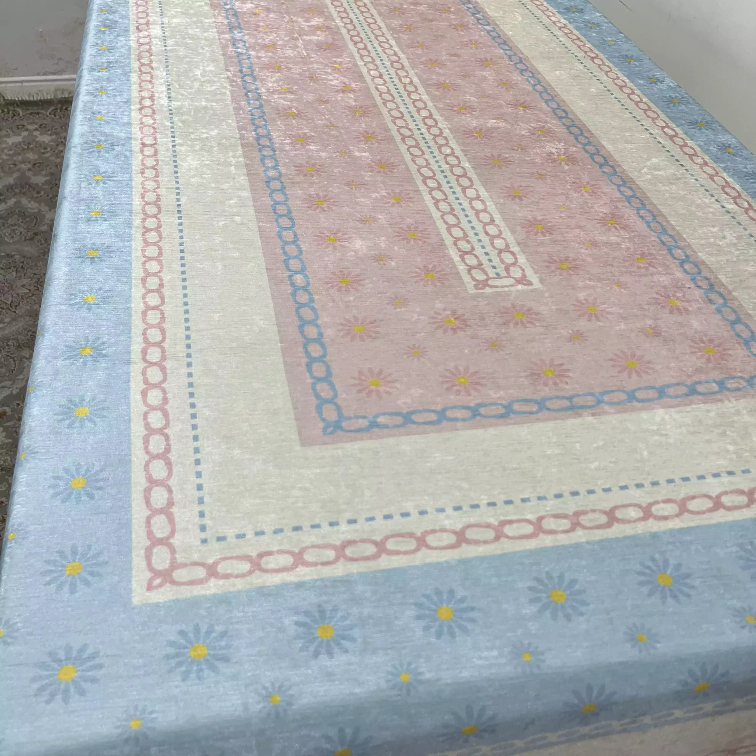رومیزی مخمل شانل مستطیل 140 در 220 زنجیری پاستیلی آبی صورتی — تصویر ۳
