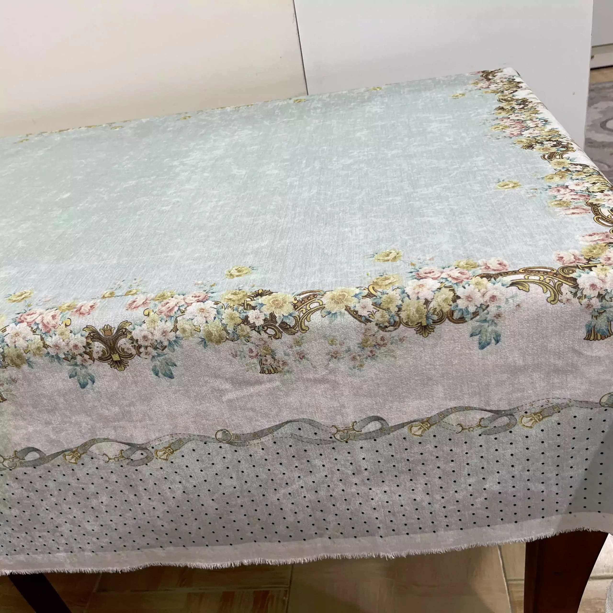 رومیزی مخمل شانل مستطیل 140 در 220 خالدار آبی آسمانی — تصویر ۳