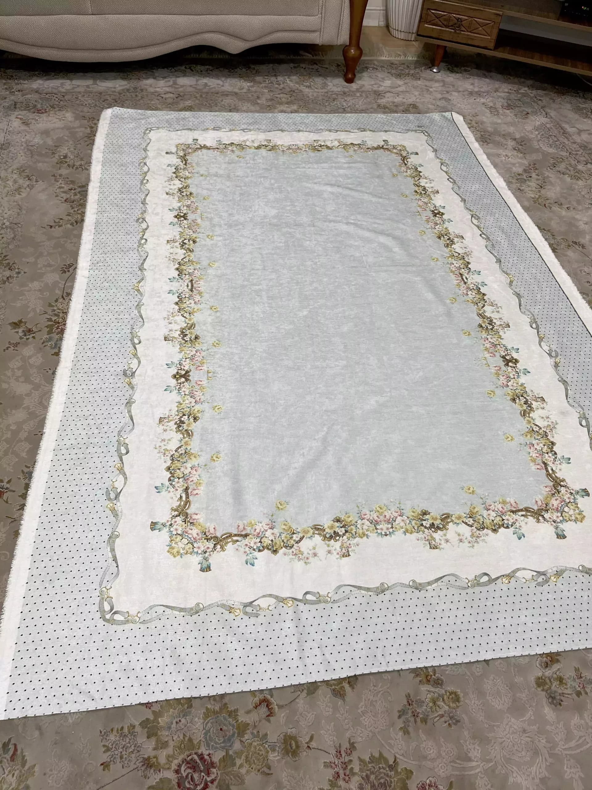 رومیزی مخمل شانل مستطیل 140 در 220 خالدار آبی آسمانی — تصویر ۵