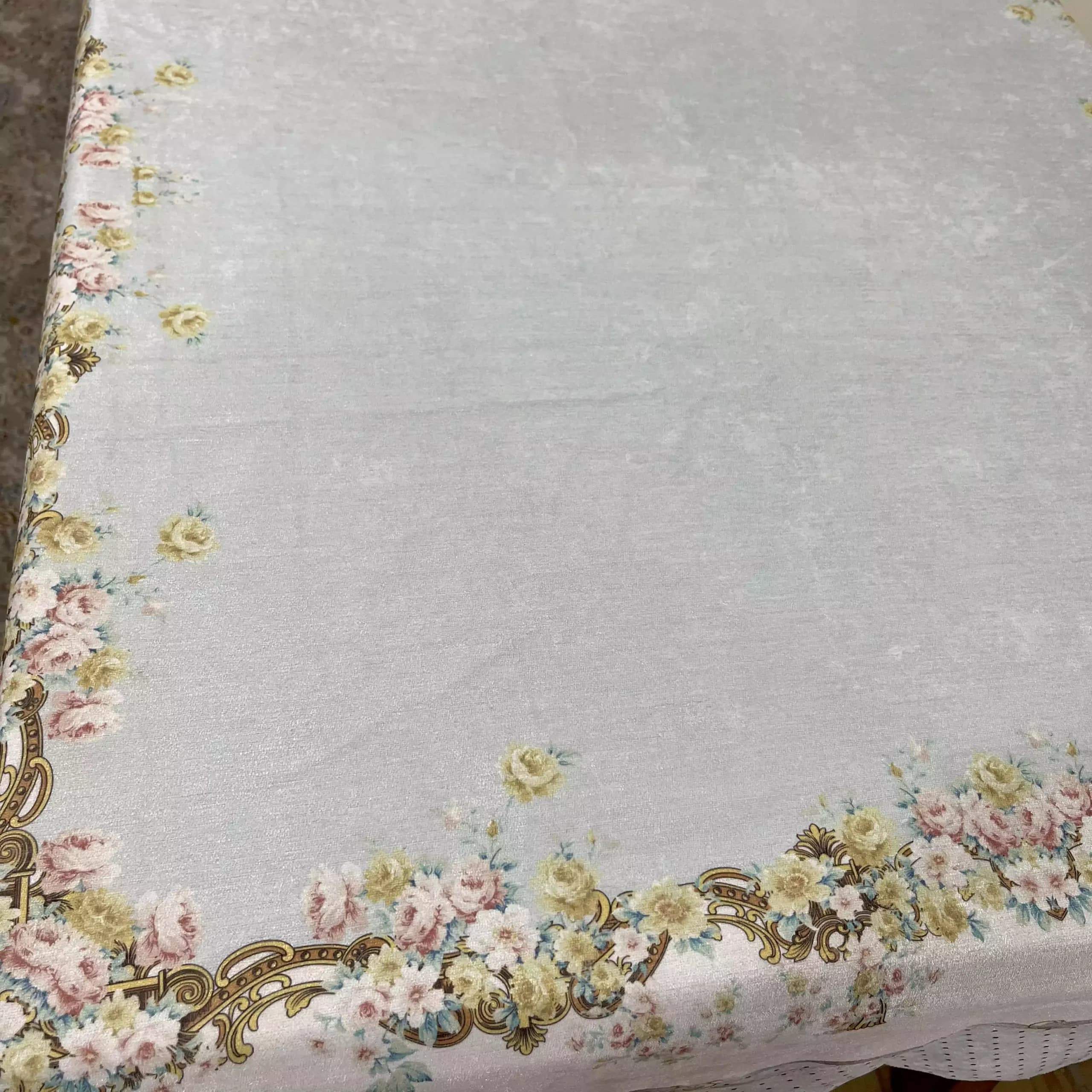 رومیزی مخمل شانل مستطیل 140 در 220 خالدار آبی آسمانی — تصویر ۴