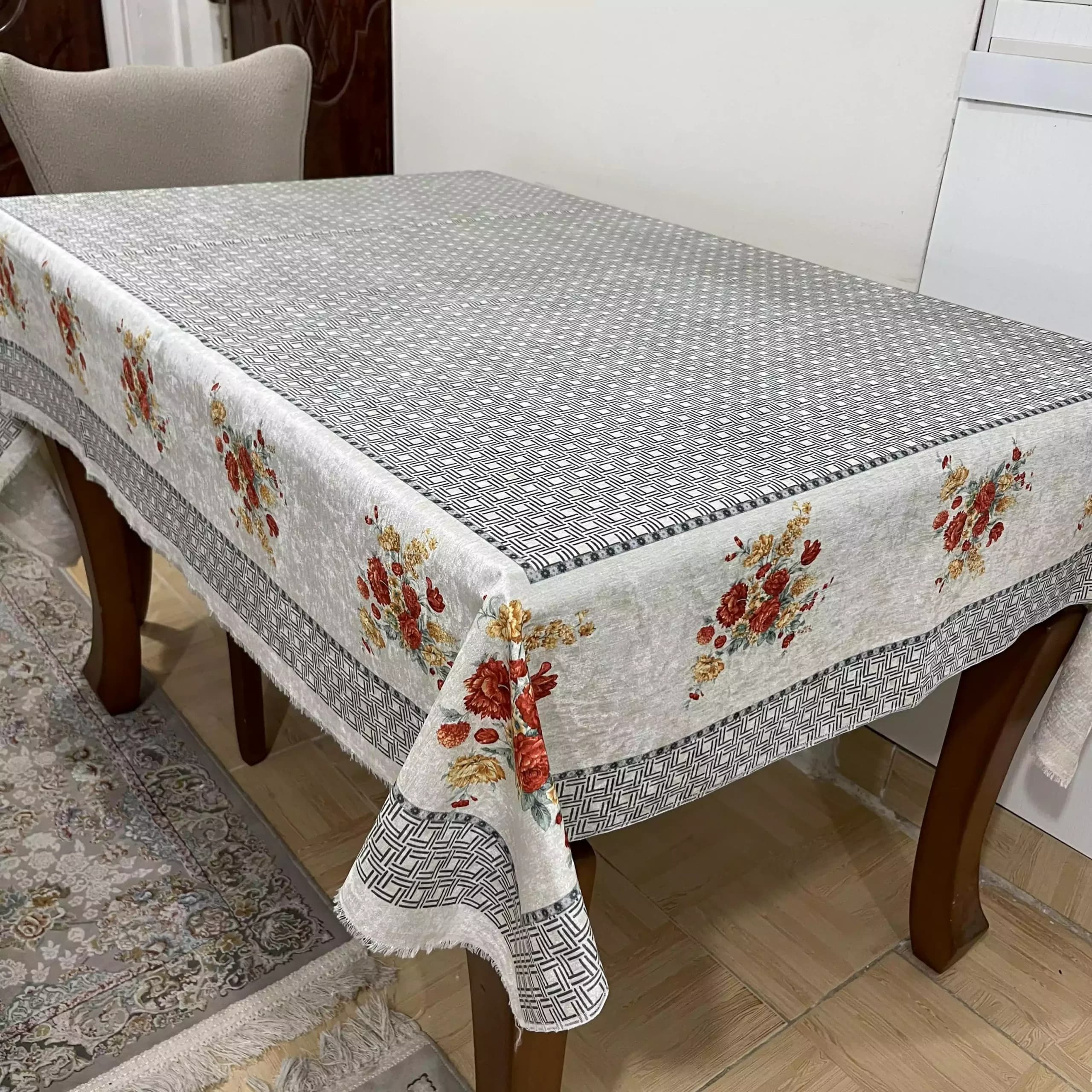 رومیزی مخمل شانل مستطیل 140 در 220 حاشیه طوسی گل نارنجی