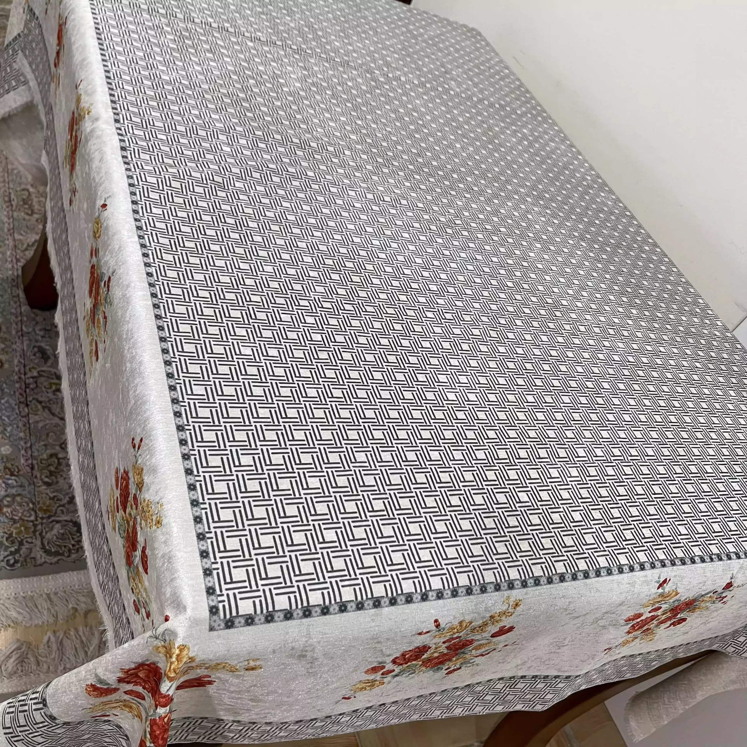 رومیزی مخمل شانل مستطیل 140 در 220 حاشیه طوسی گل نارنجی — تصویر ۳