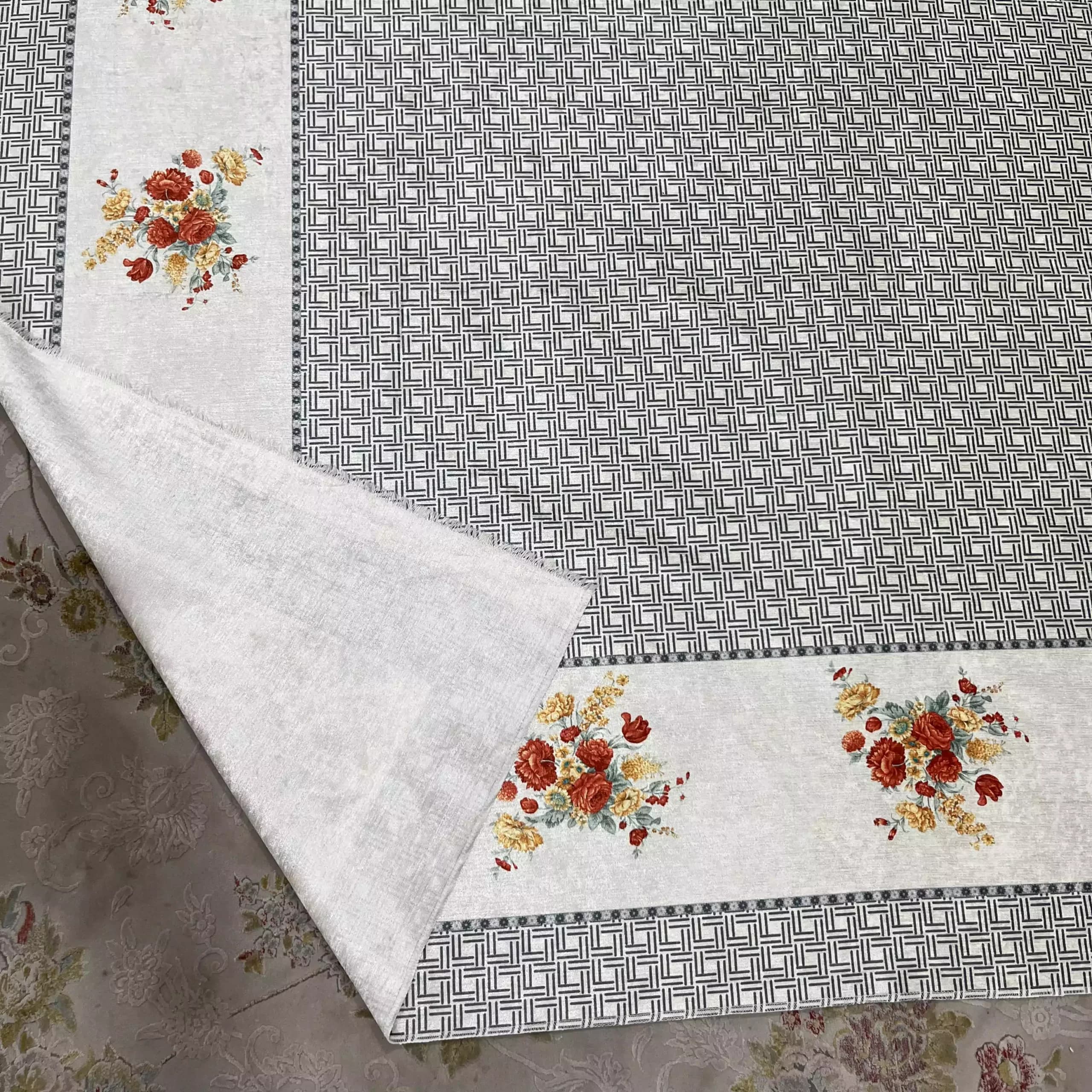 رومیزی مخمل شانل مستطیل 140 در 220 حاشیه طوسی گل نارنجی — تصویر ۵
