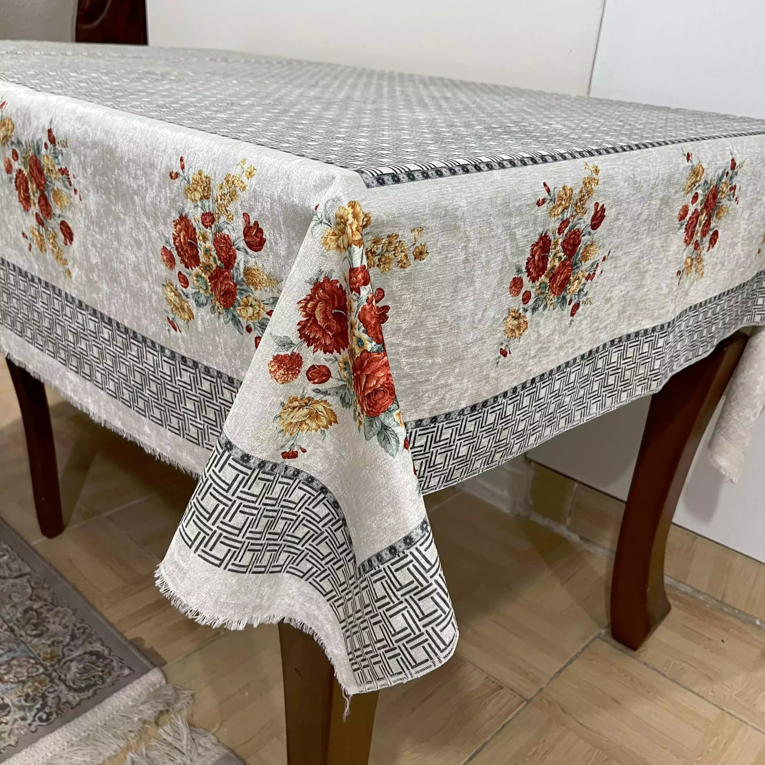 رومیزی مخمل شانل مستطیل 140 در 220 حاشیه طوسی گل نارنجی — تصویر ۲