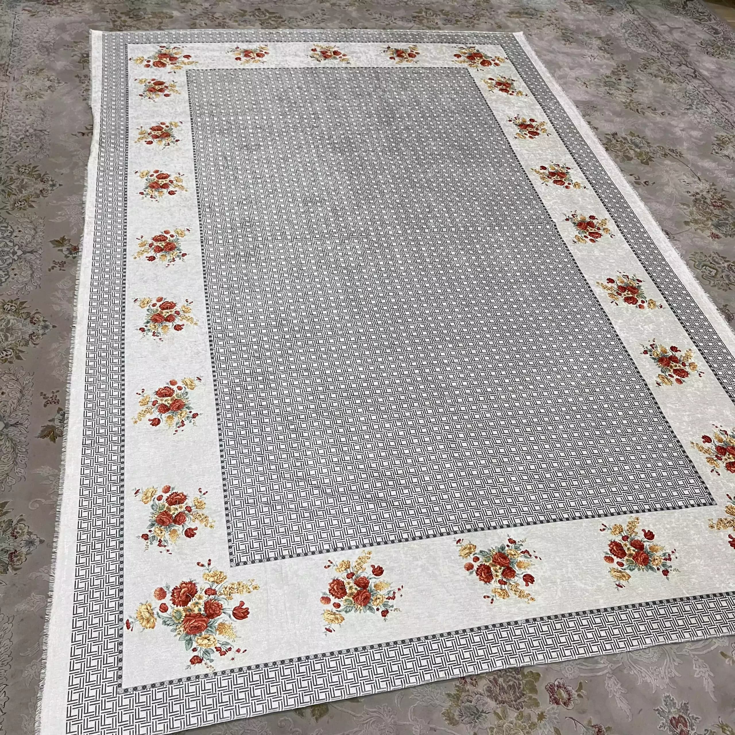 رومیزی مخمل شانل مستطیل 140 در 220 حاشیه طوسی گل نارنجی — تصویر ۴