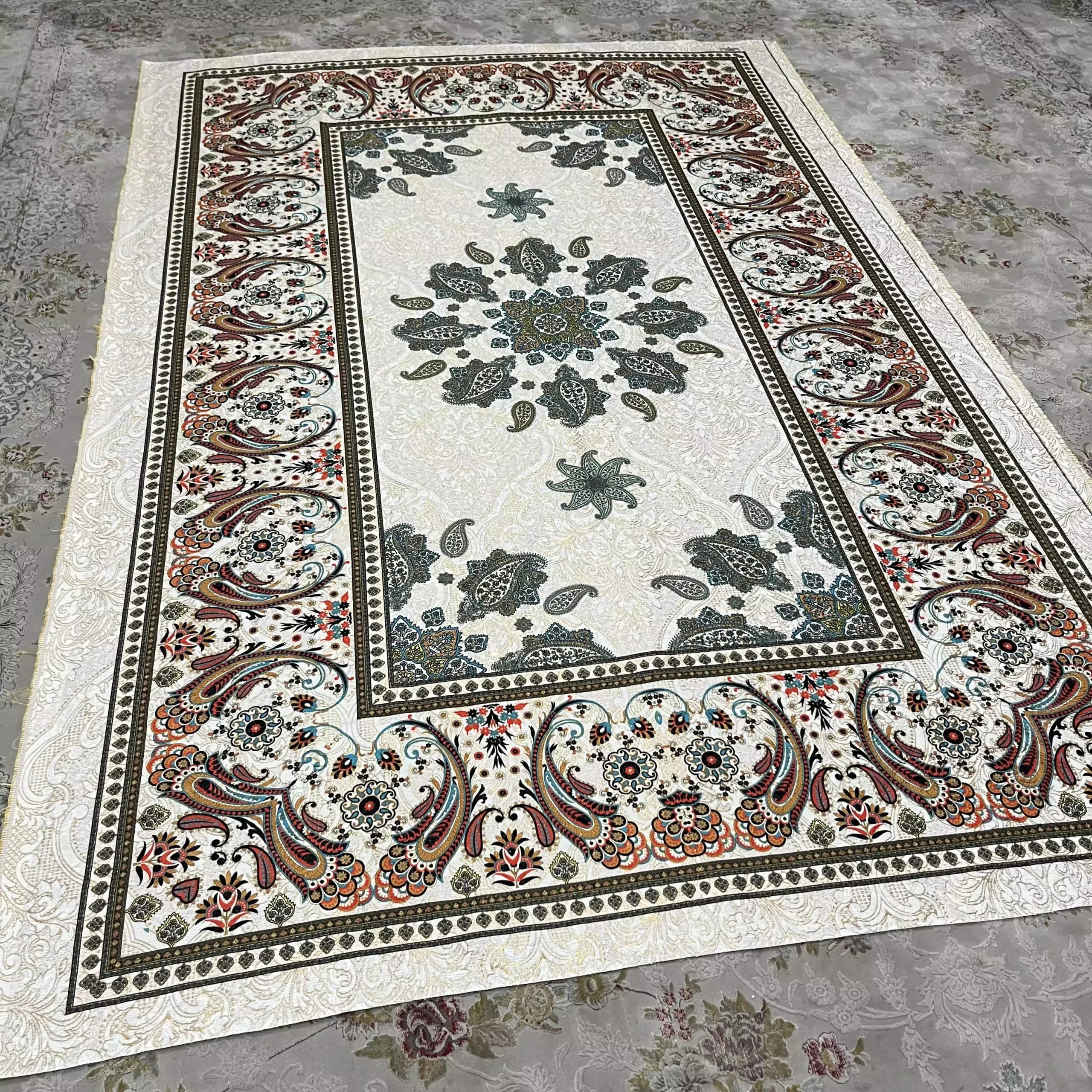 رومیزی شانل دورو 140 در 220 سانت طرح سنتی کرم — تصویر ۴