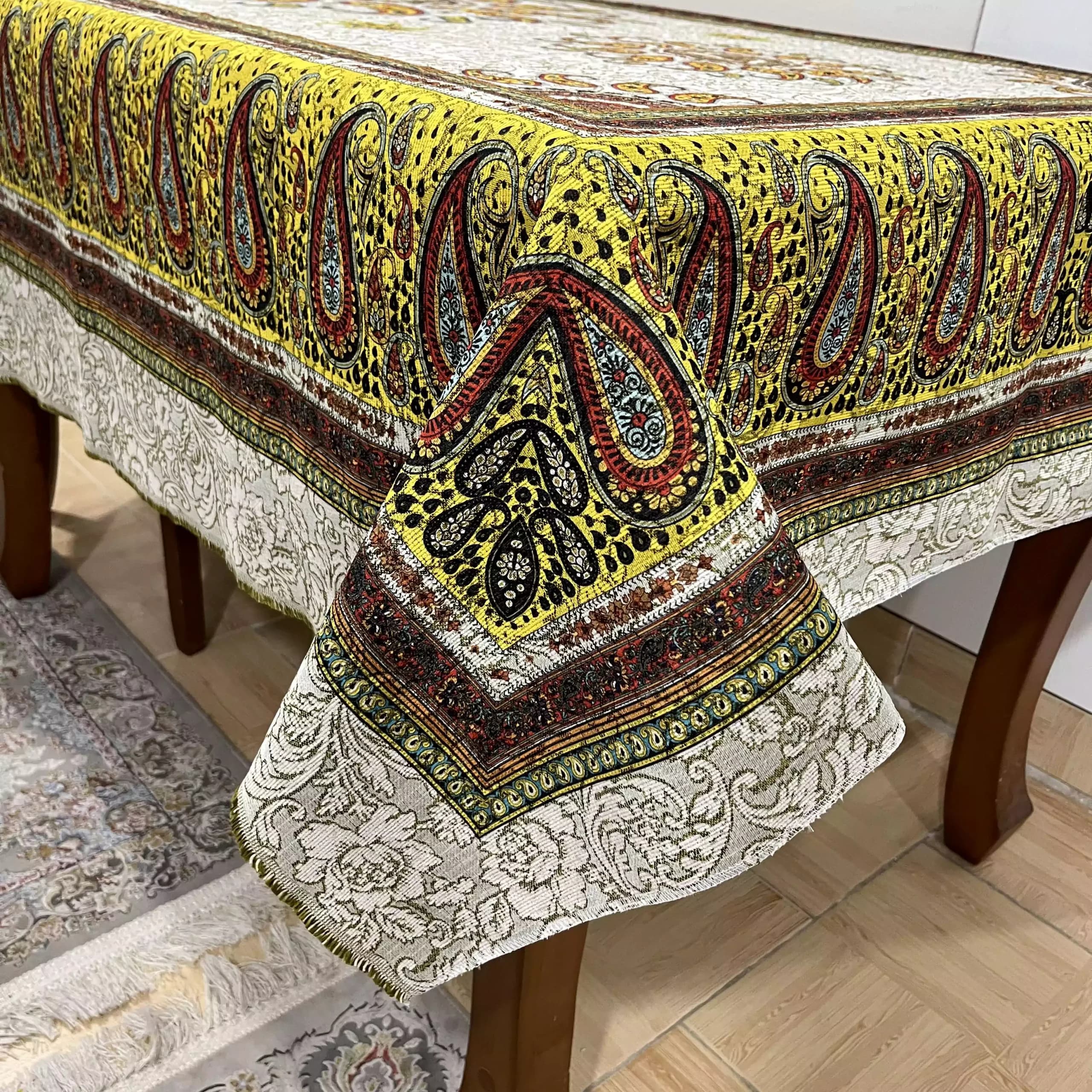 رومیزی شانل دورو 140 در 220 سانت طرح سنتی خردلی — تصویر ۲