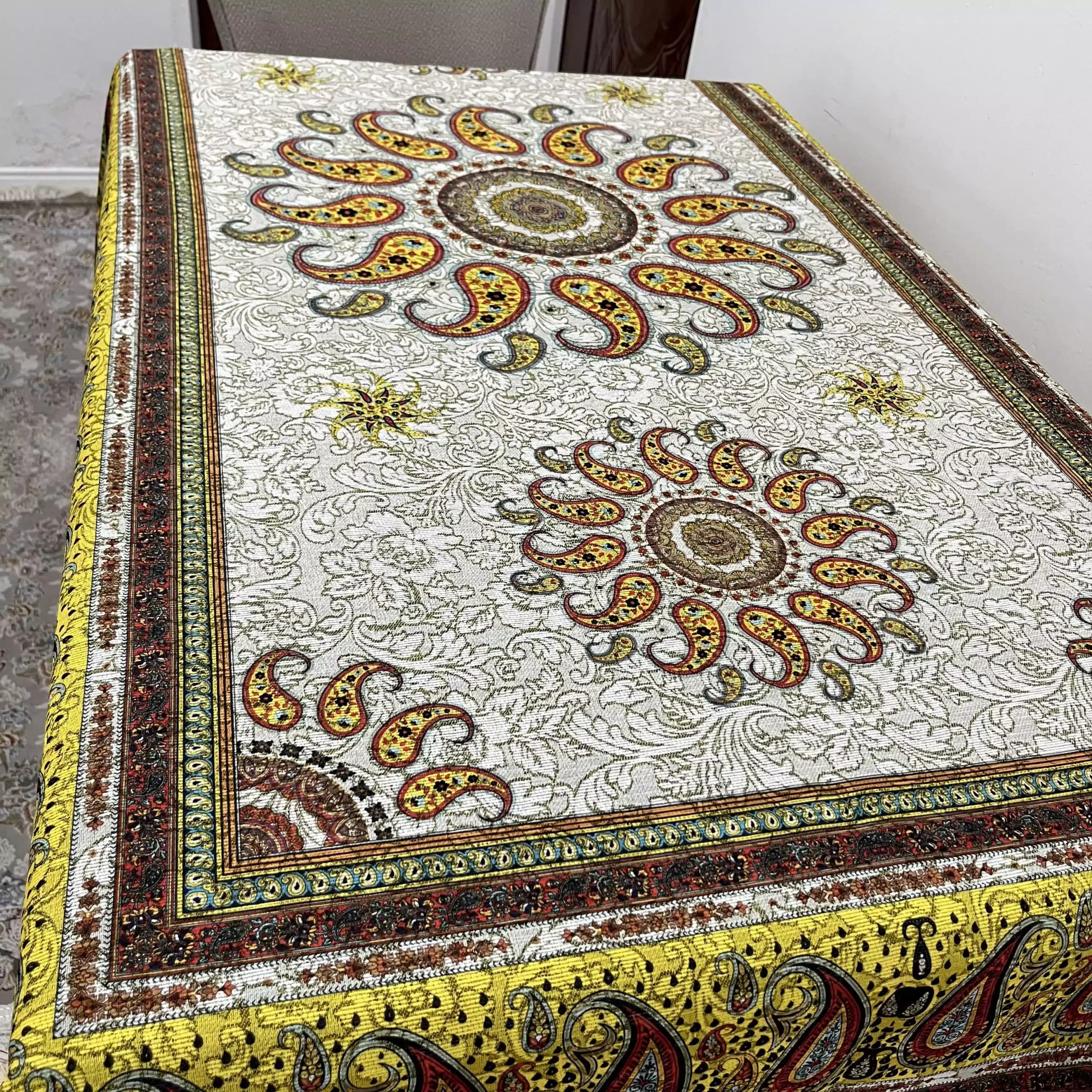 رومیزی شانل دورو 140 در 220 سانت طرح سنتی خردلی — تصویر ۳