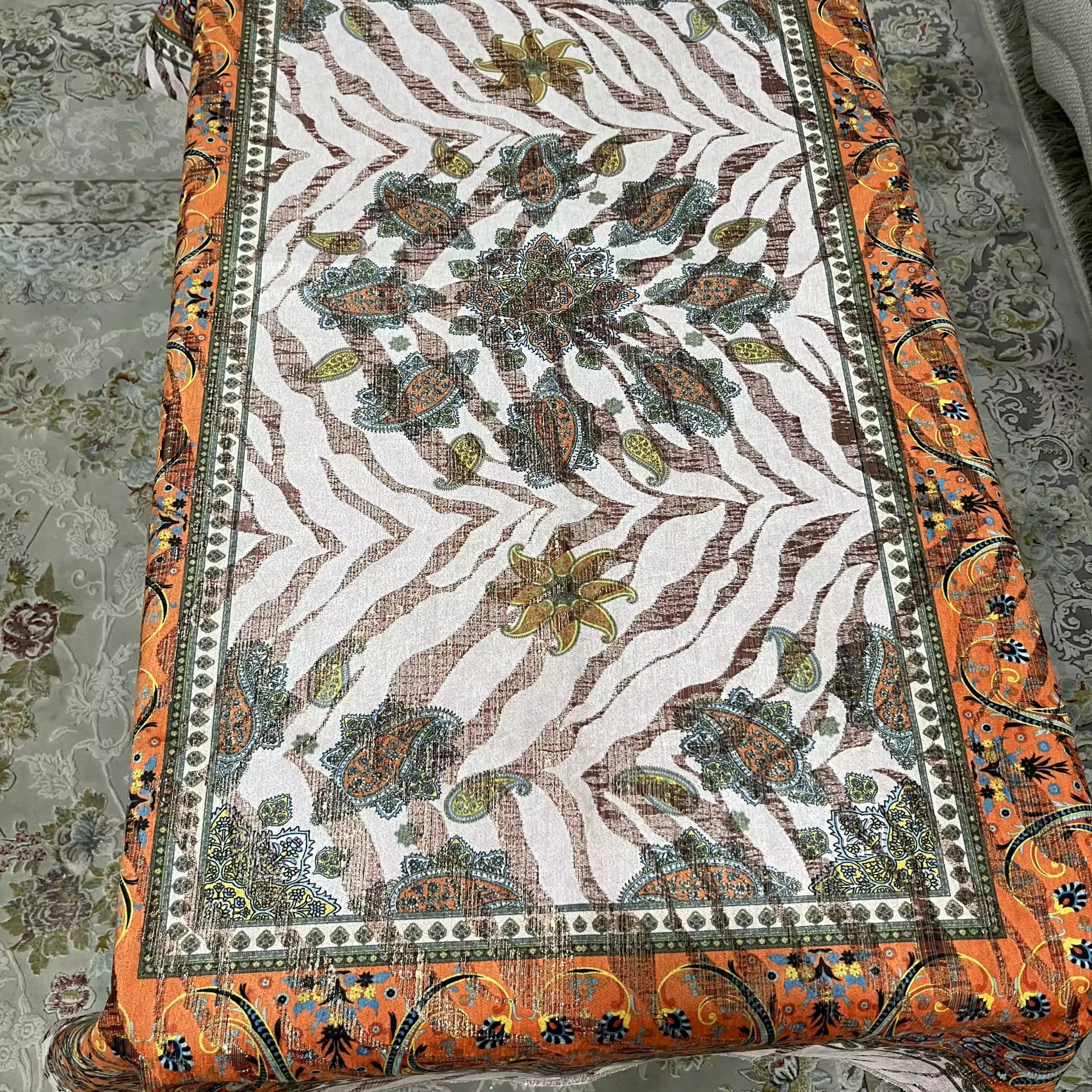 رومیزی شانل ساتن دورو پشت راه راه 100 در 140 سانت نارنجی زرشکی — تصویر ۵