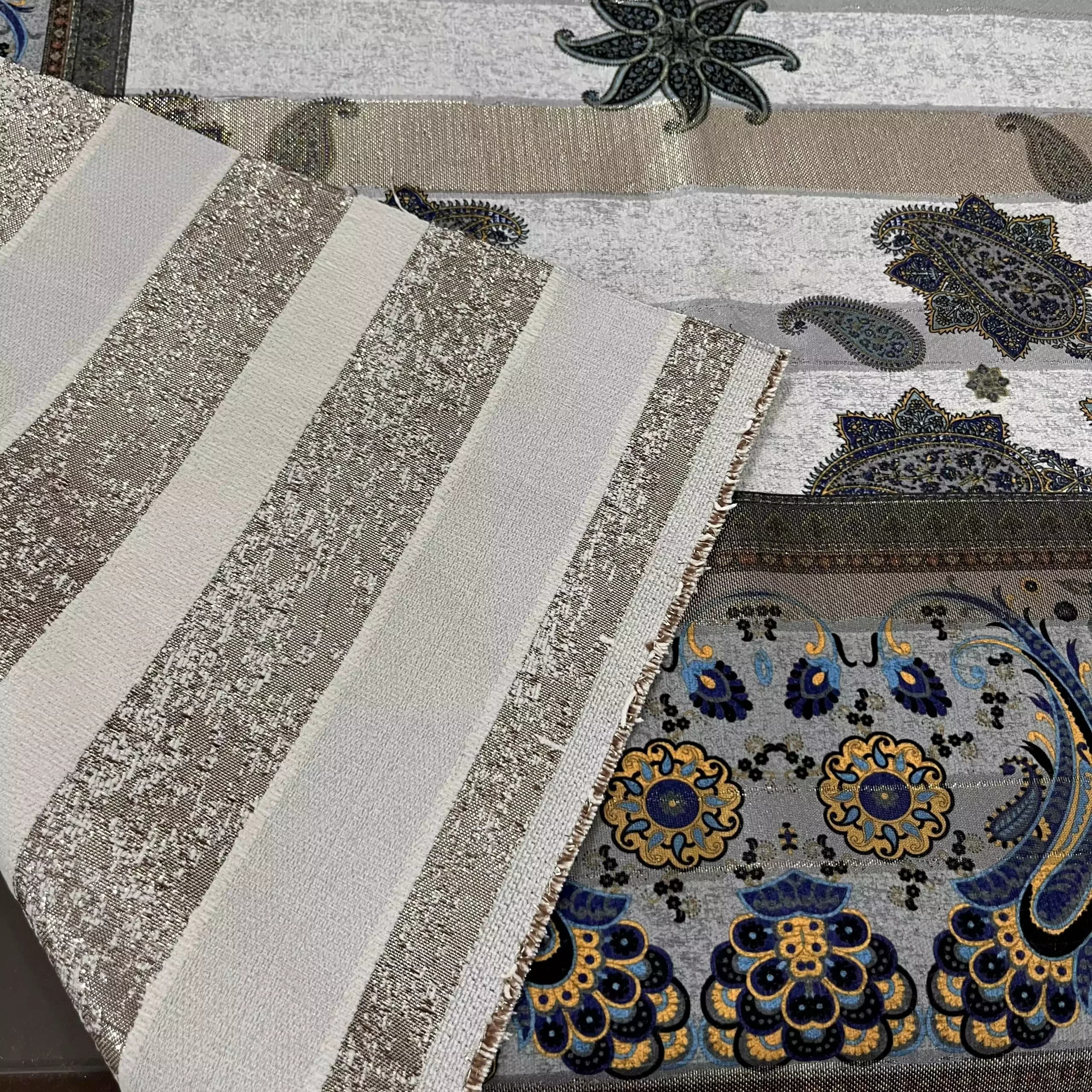 رومیزی شانل ساتن دورو پشت راه راه 100 در 140 سانت طرح سنتی طوسی — تصویر ۵