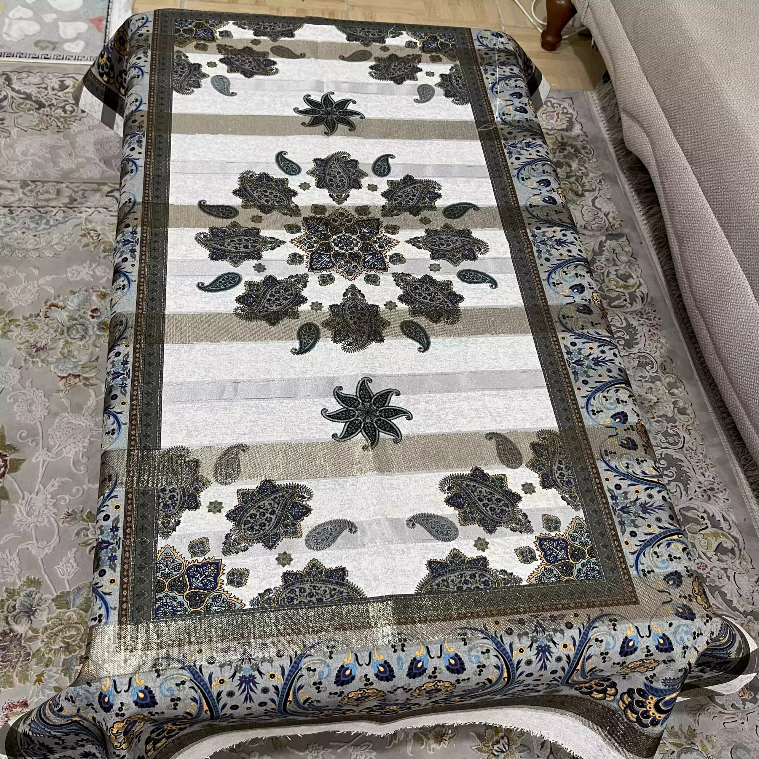 رومیزی شانل ساتن دورو پشت راه راه 100 در 140 سانت طرح سنتی طوسی — تصویر ۳