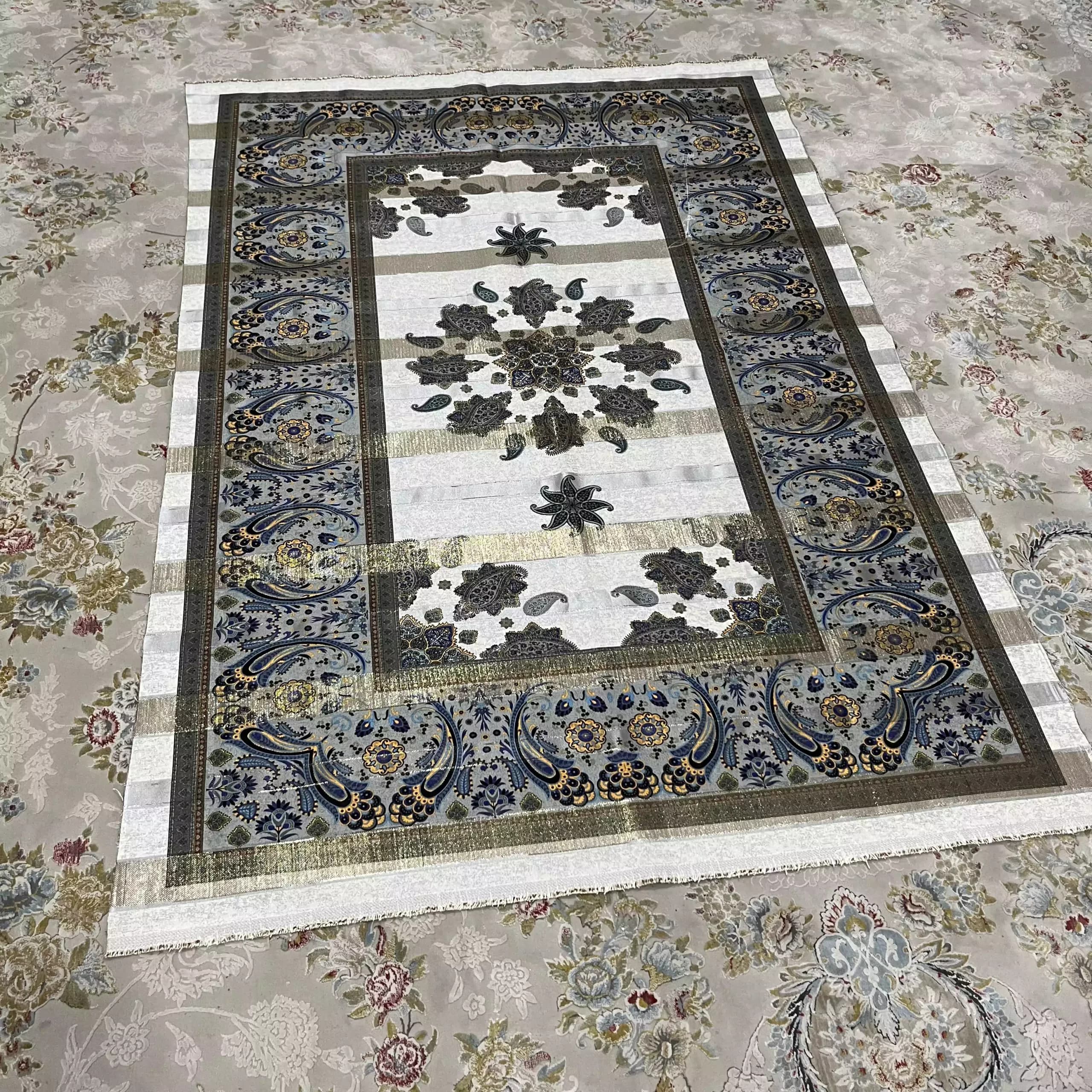 رومیزی شانل ساتن دورو پشت راه راه 100 در 140 سانت طرح سنتی طوسی — تصویر ۴