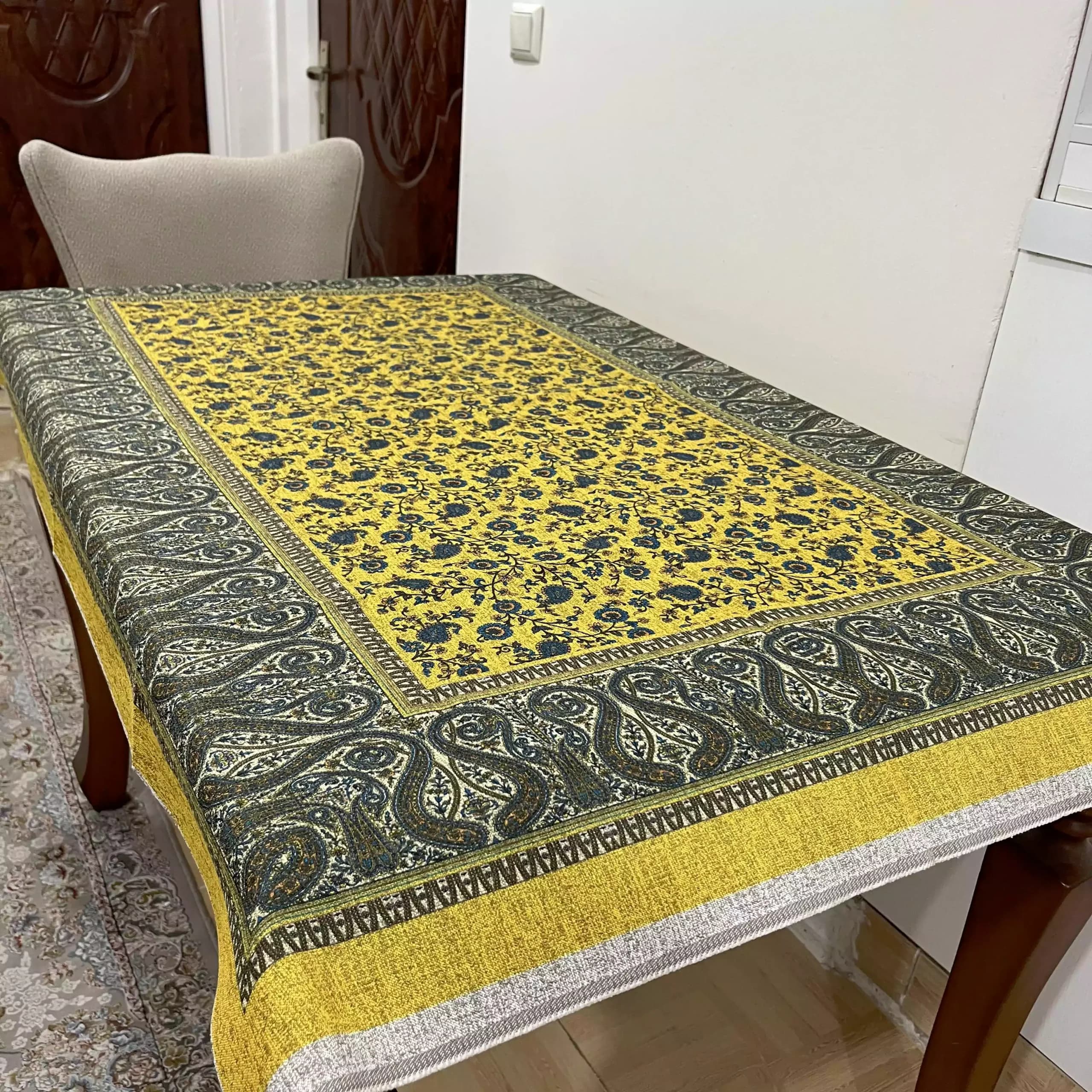 رومیزی شانل کاغذی طرح سنتی 100 در 140 سانت خردلی