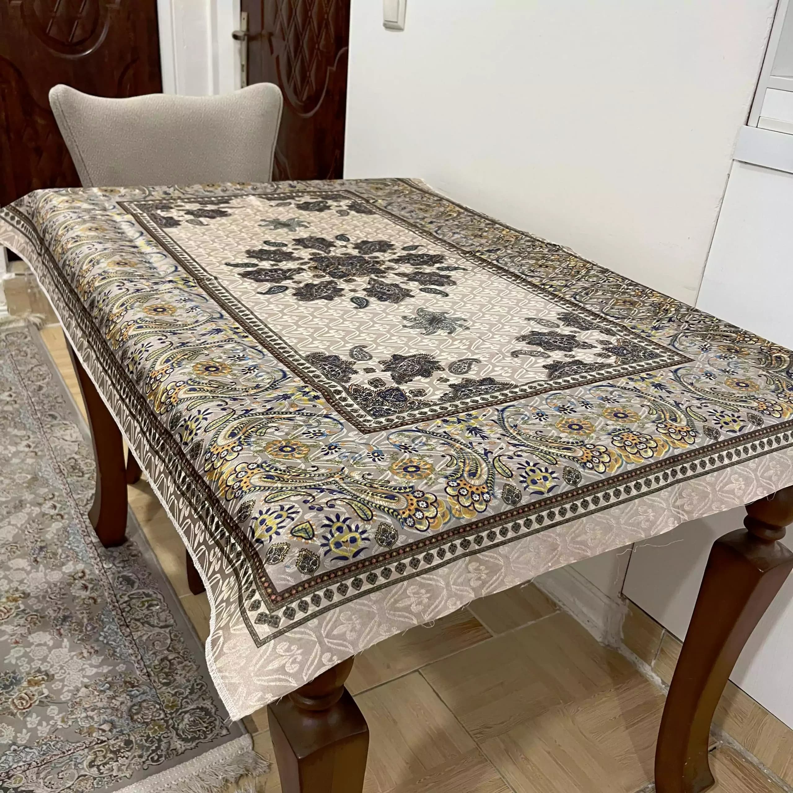 رومیزی ساتن کاغذی دورو طرح سنتی 100 در 140 سانت