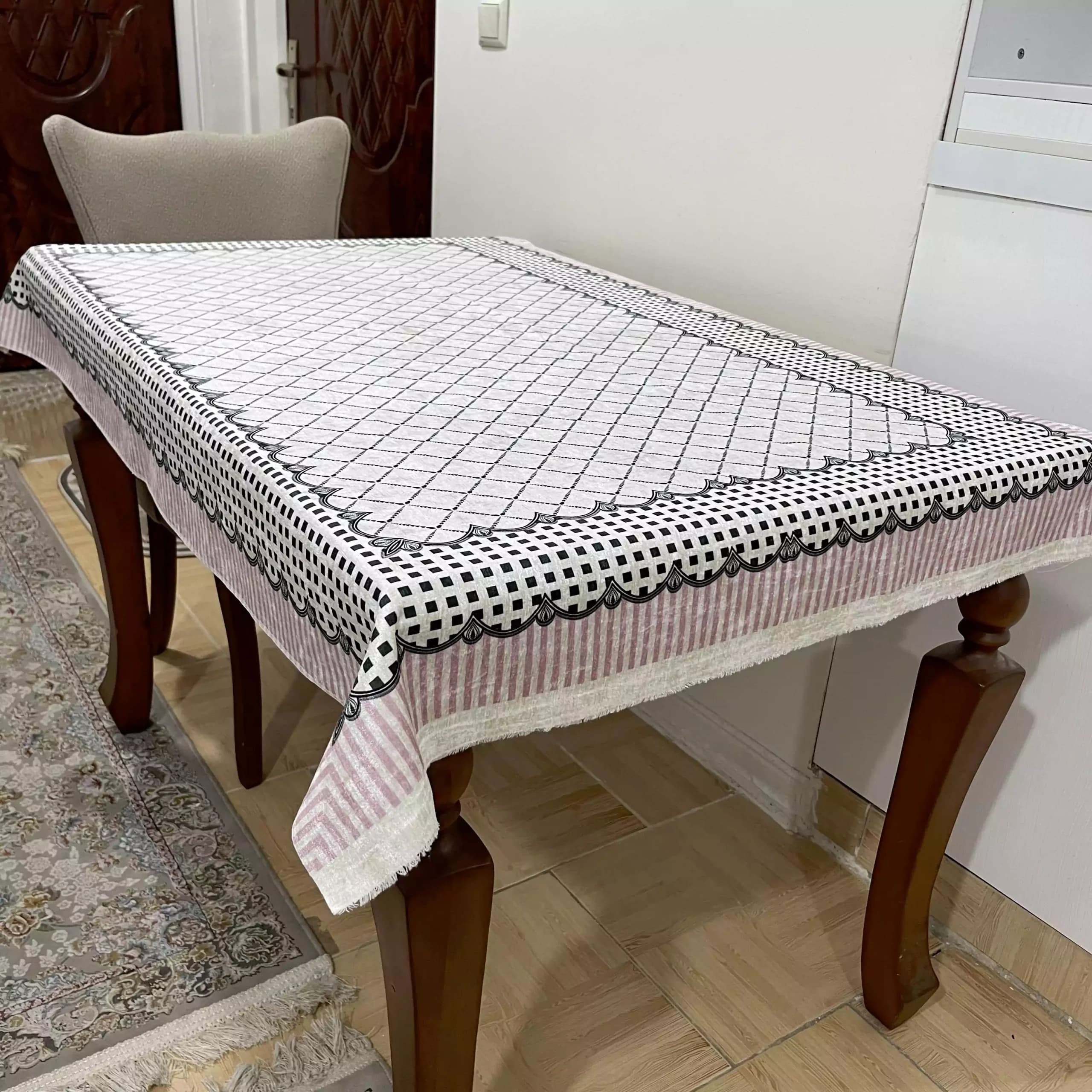 رومیزی مخمل شانل مستطیل 100 در140 حاشیه صورتی راه راه