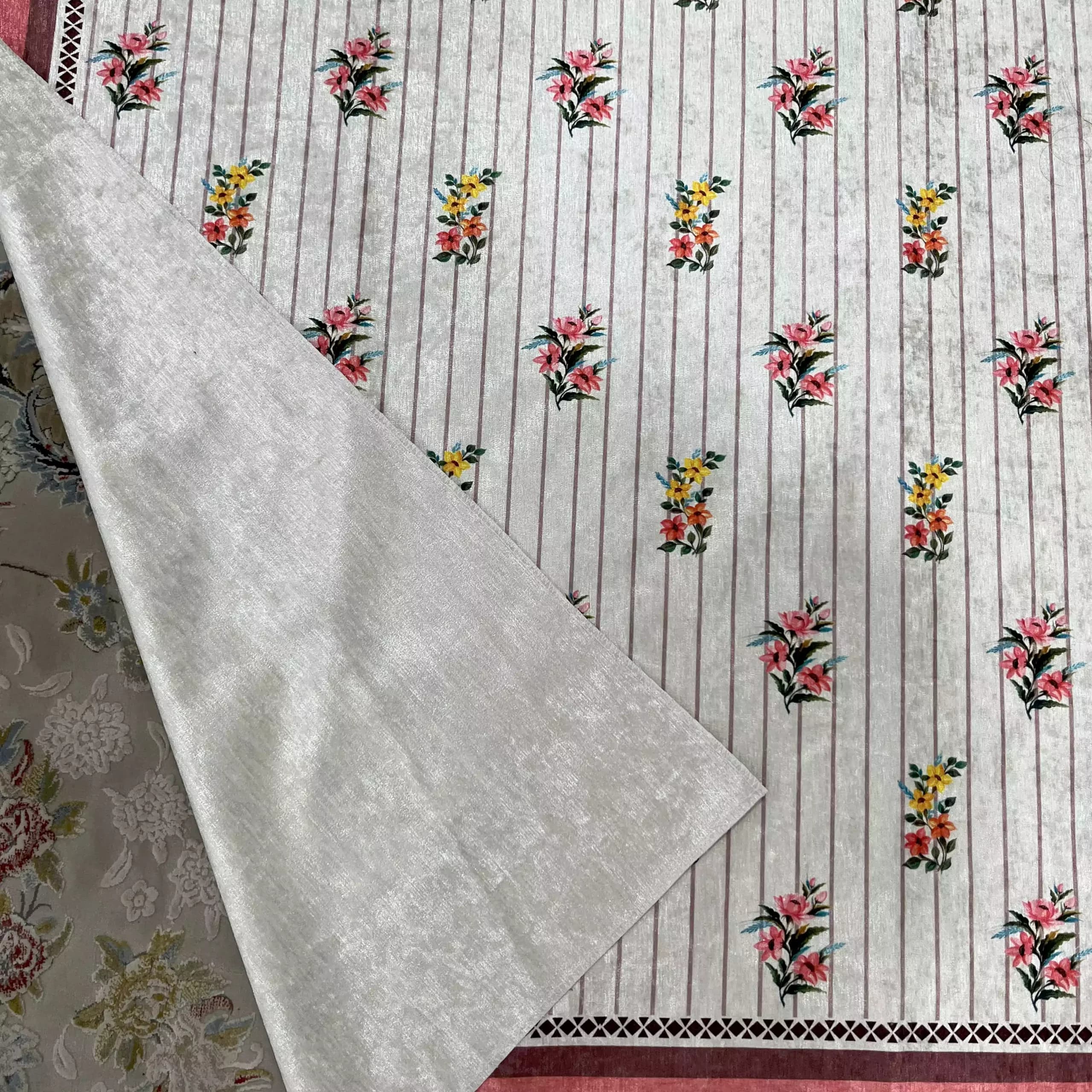رومیزی مخمل شانل مستطیل 100 در140 گلدار حاشیه گلبهی — تصویر ۵