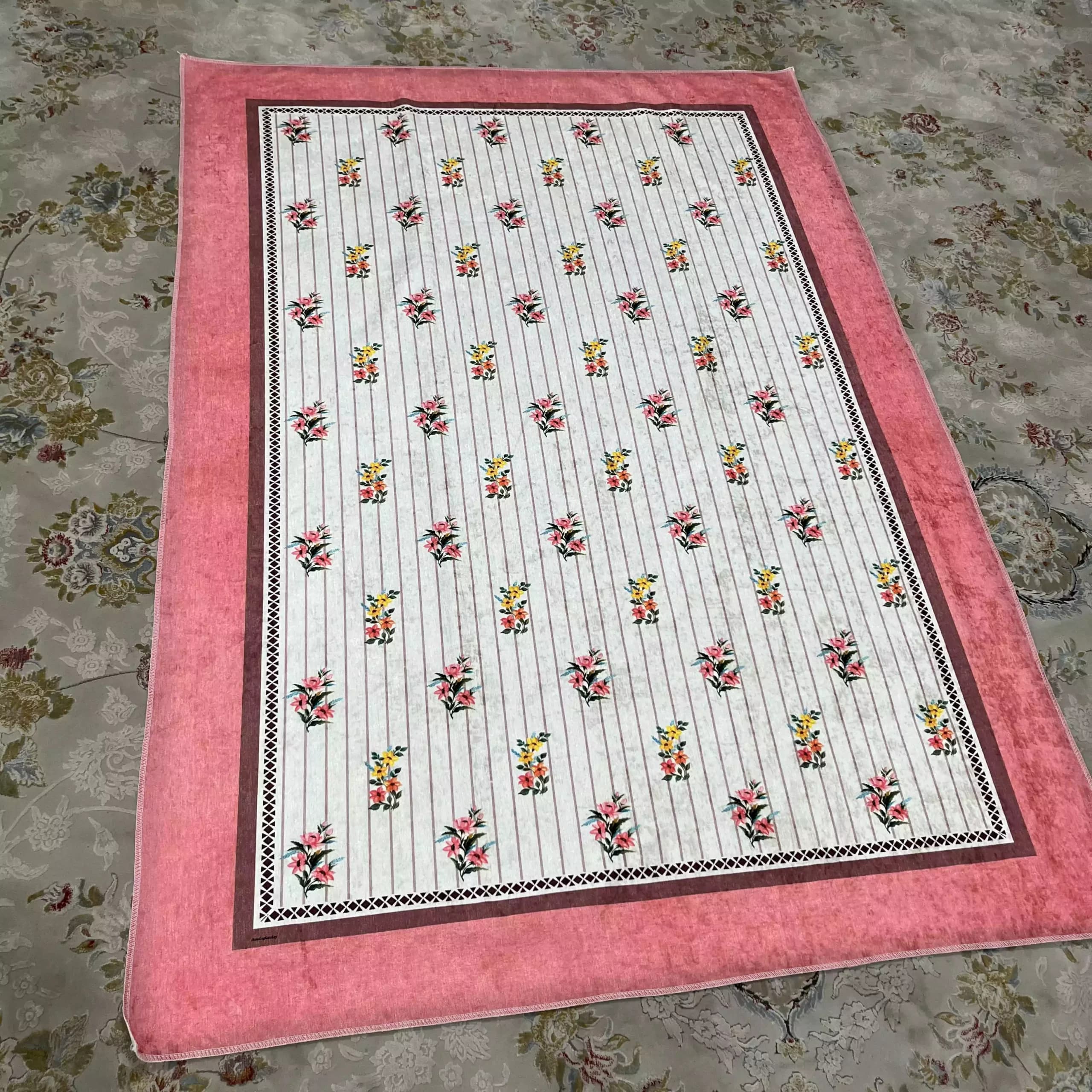 رومیزی مخمل شانل مستطیل 100 در140 گلدار حاشیه گلبهی — تصویر ۴