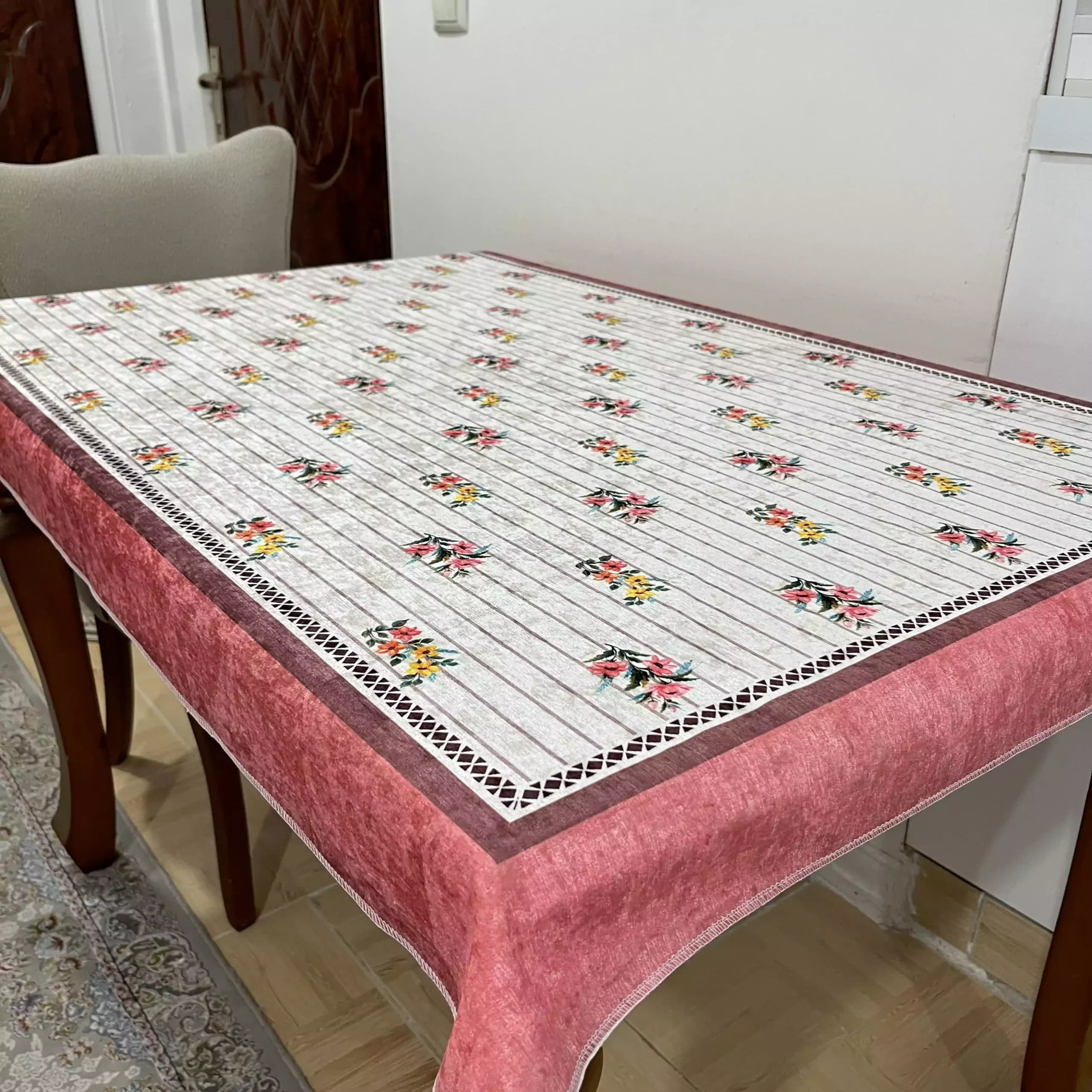 رومیزی مخمل شانل مستطیل 100 در140 گلدار حاشیه گلبهی