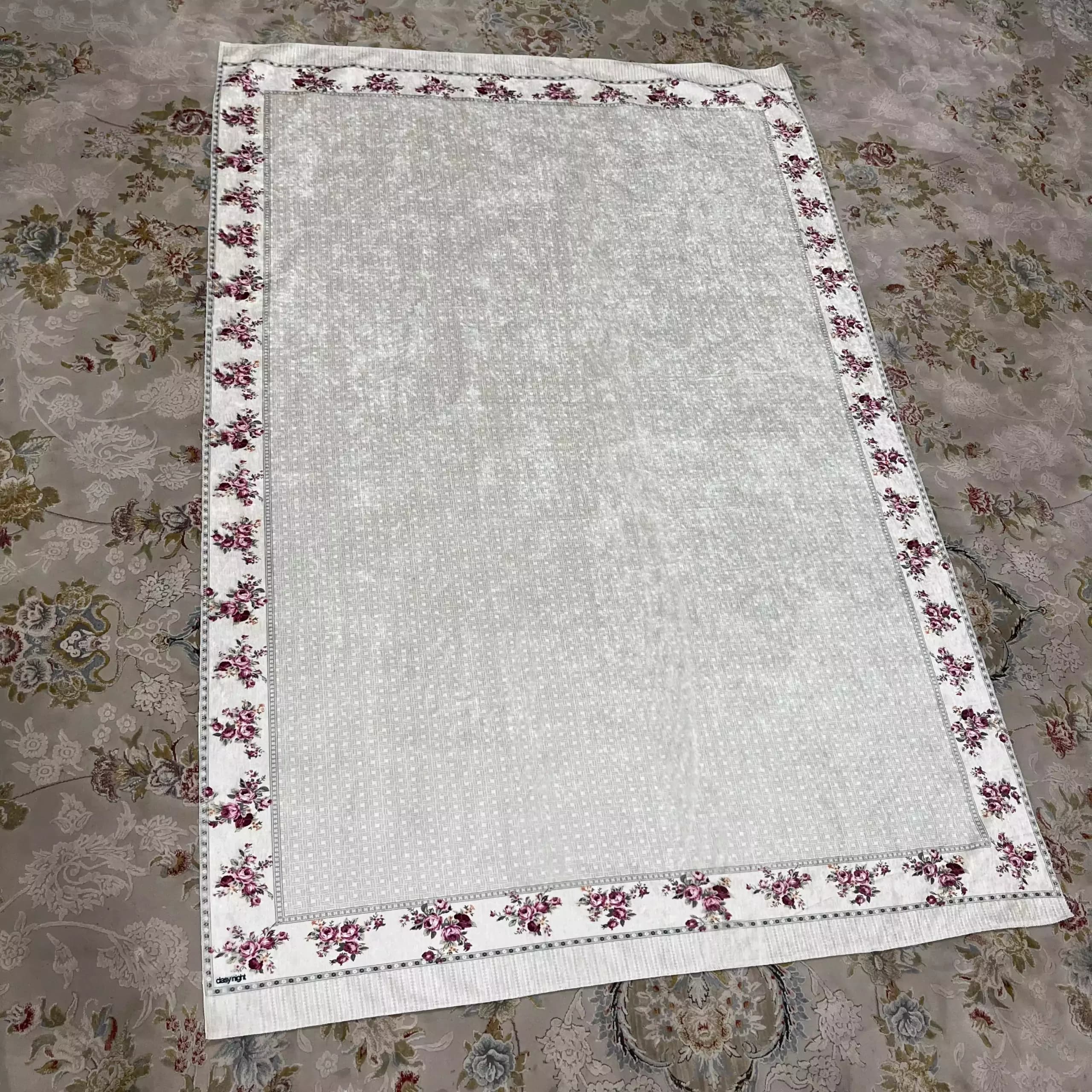 رومیزی مخمل شانل مستطیل 100 در140 گل سرخی