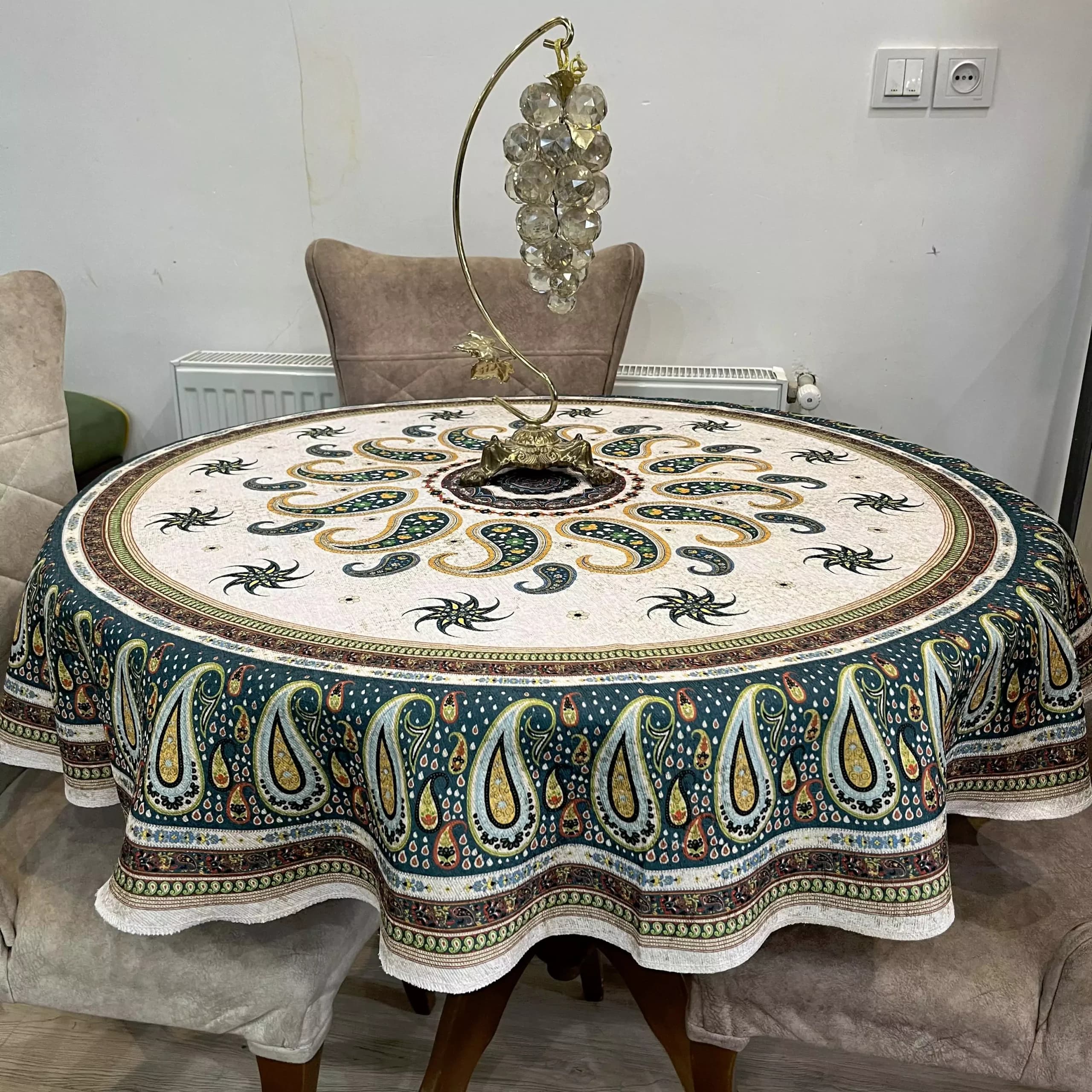 رومیزی گرد مخمل شانل کرم سبز