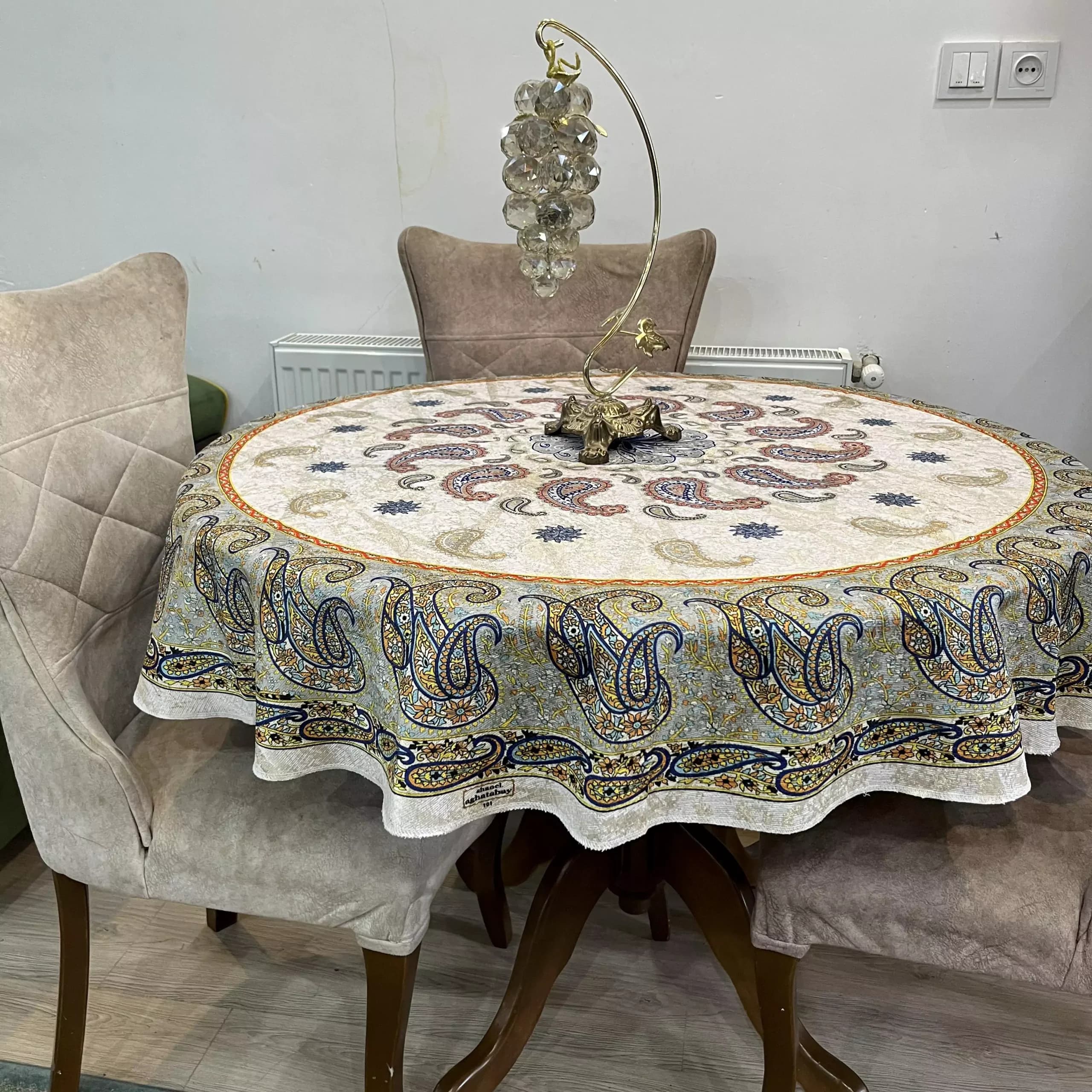 رومیزی گرد مخمل شانل طرح سبز کمرنگ