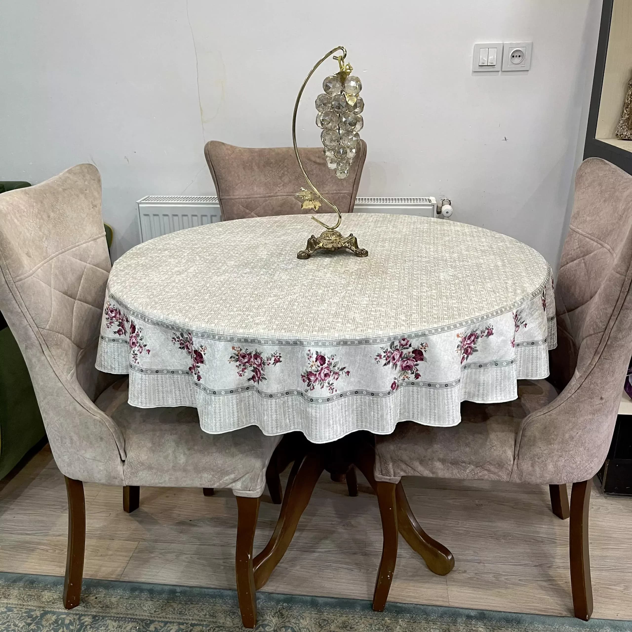 رومیزی گرد مخمل شانل گل سرخی