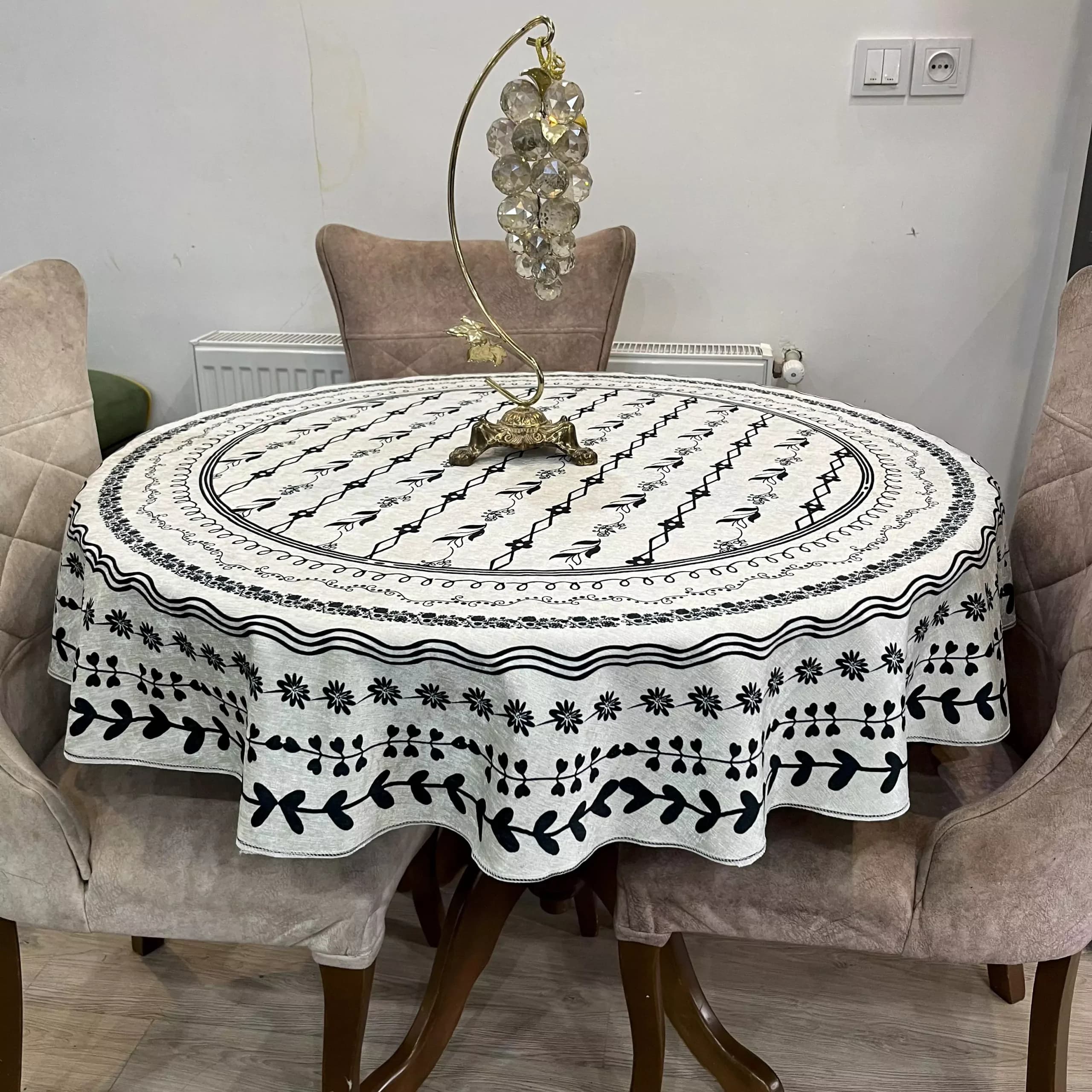 رومیزی گرد مخمل شانل سفیدمشکی