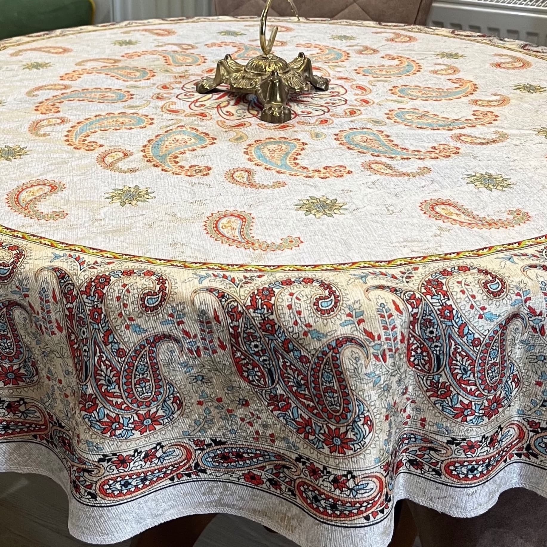 رومیزی گرد مخمل شانل کرم