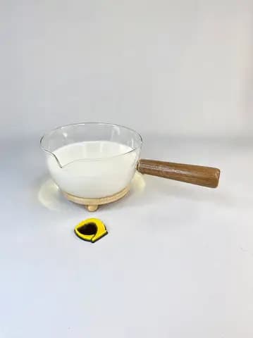 شیر جوش پیرکس دسته چوبی تیره 670 میلی لیتر — تصویر ۳