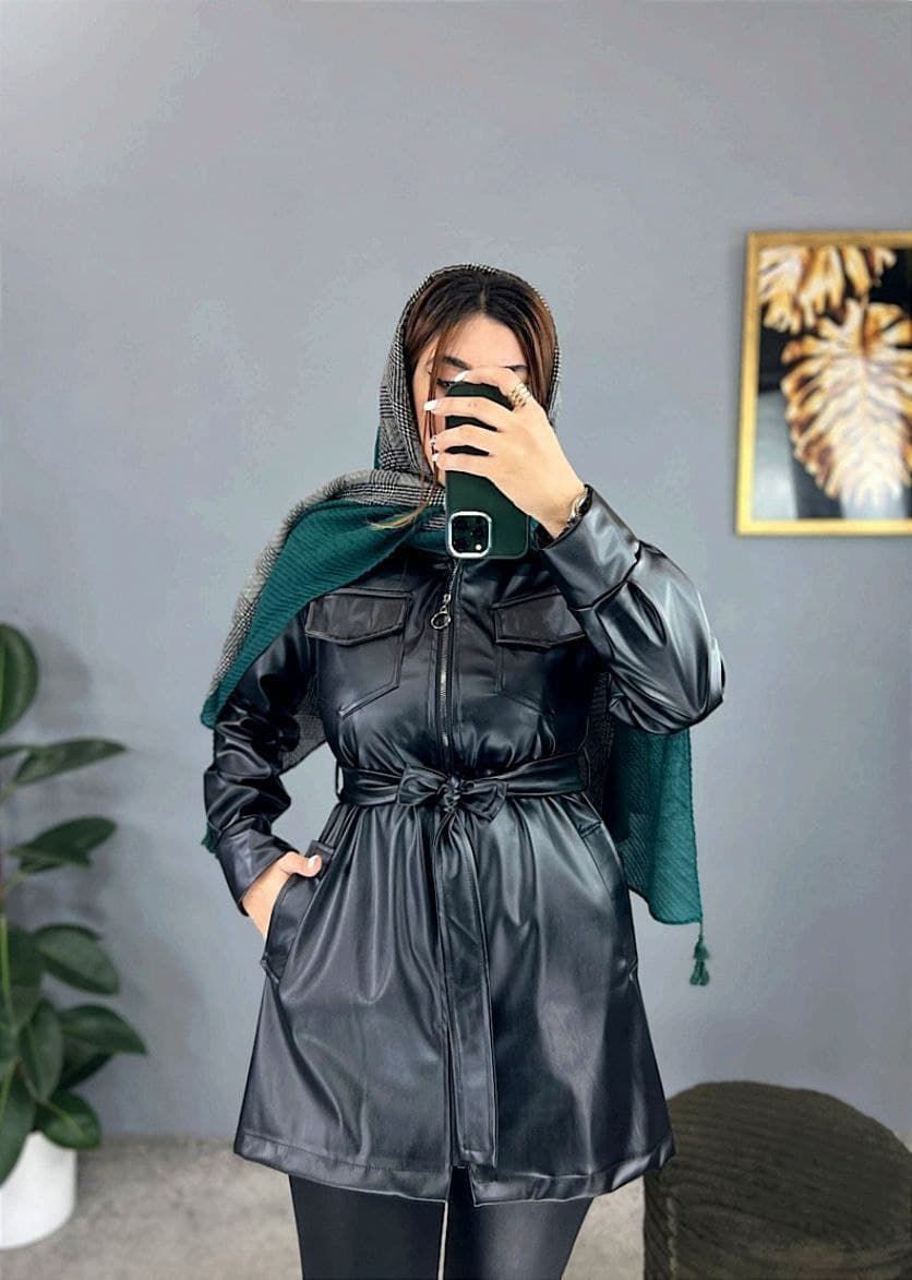 کت چرم زنانه یاشین کمربنددار جیبدار آستین بلند مشکی فری سایز (کد: ۱۳۸۴) — تصویر ۷