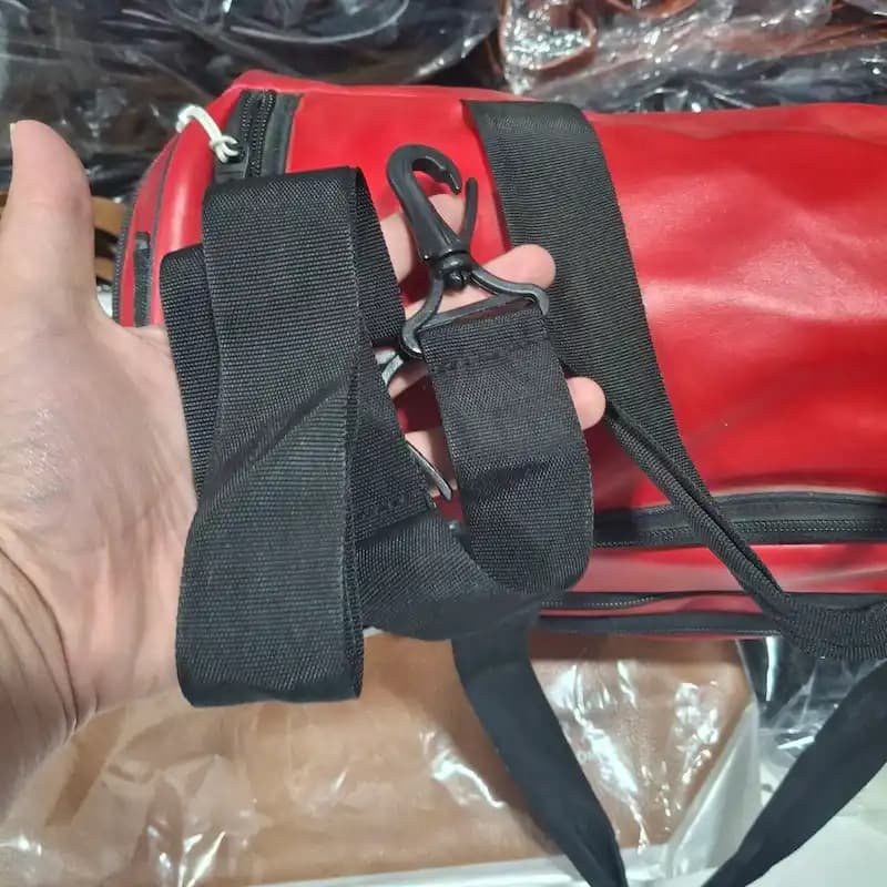 ساک ورزشی جاکفشی دار نایک رنگ قرمز چرم مصنوعی مناسب باشگاه کد 10282 — تصویر ۶