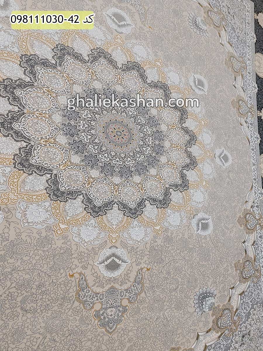 فرش طلاکوب 1000 شانه طرح شاهکار اصفهان زمینه سیلور بژ کاشان – گل برجسته — تصویر ۳