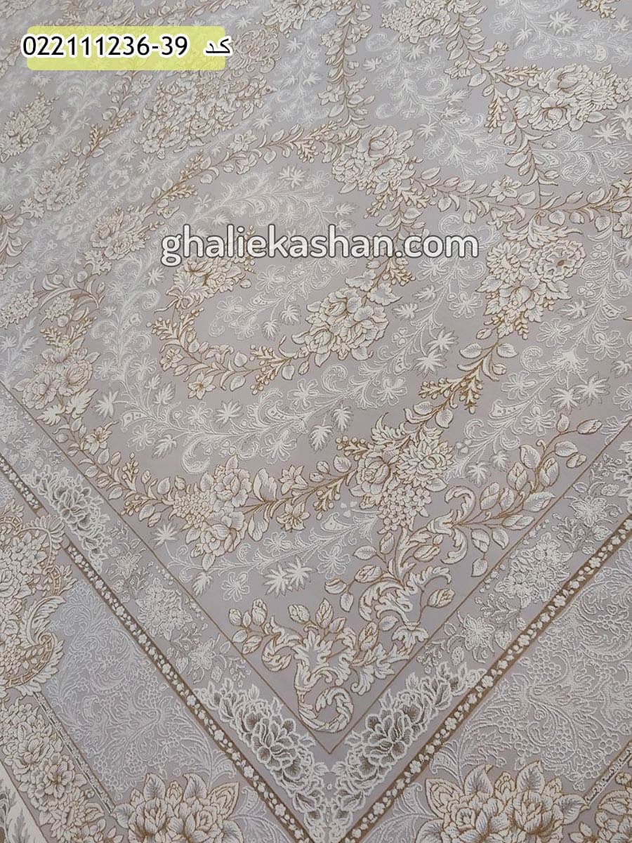 فرش طلاکوب 1200 شانه طرح افشان سوگل زمینه طوسی نقره ای کاشان – گل برجسته — تصویر ۳