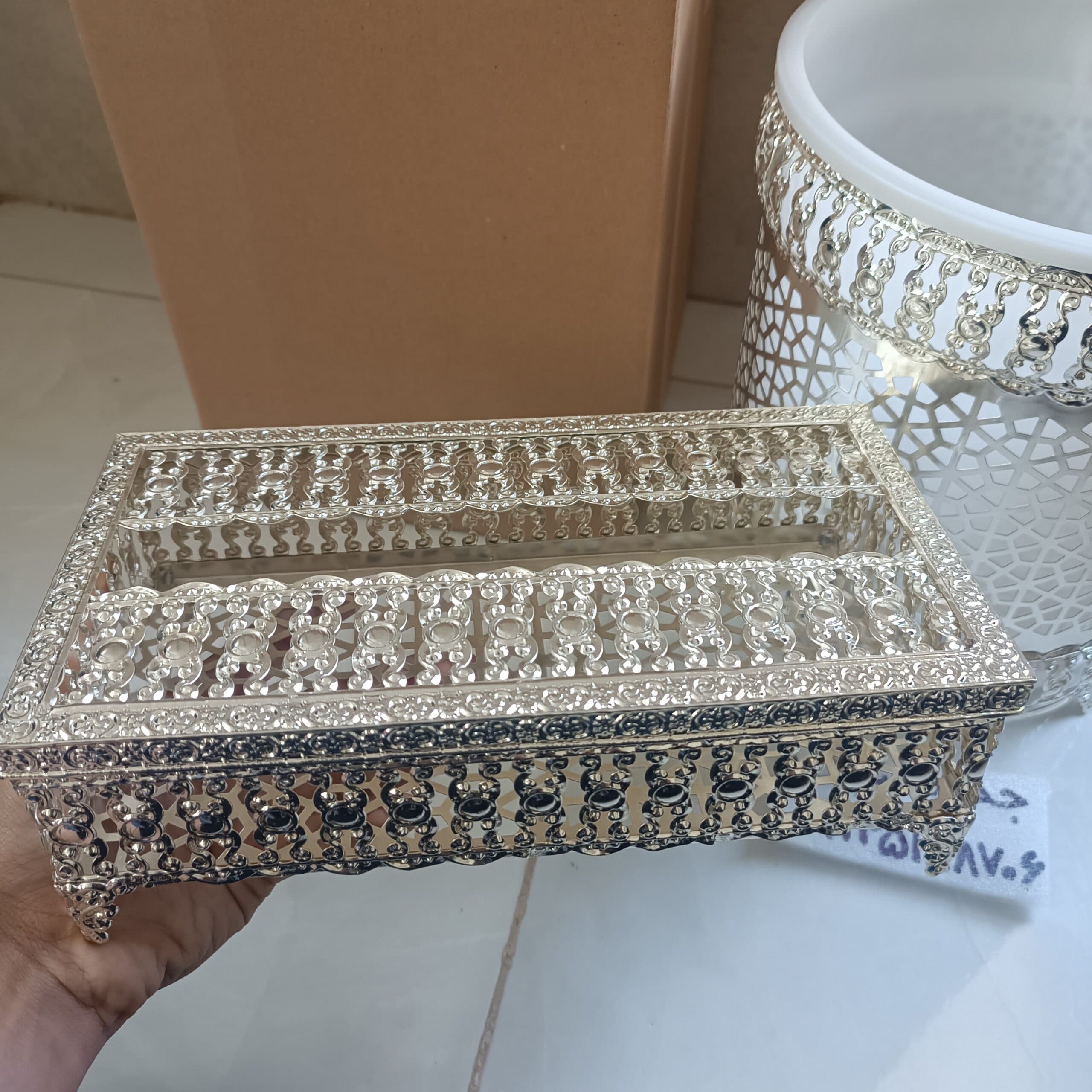 ست سطل و جا دستمال کاغذی طرح نقره ای کامنا مدل 13144895 — تصویر ۳