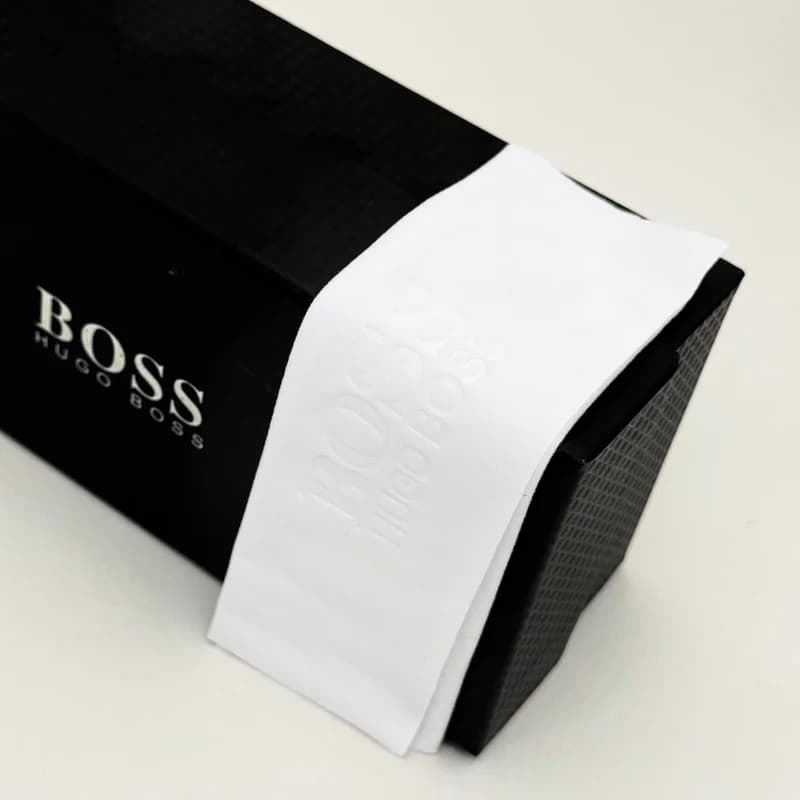 پک و جعبه عینک اورجینال هیوگو باس Hugo Boss هارد تاشو طرح کربن — تصویر ۵