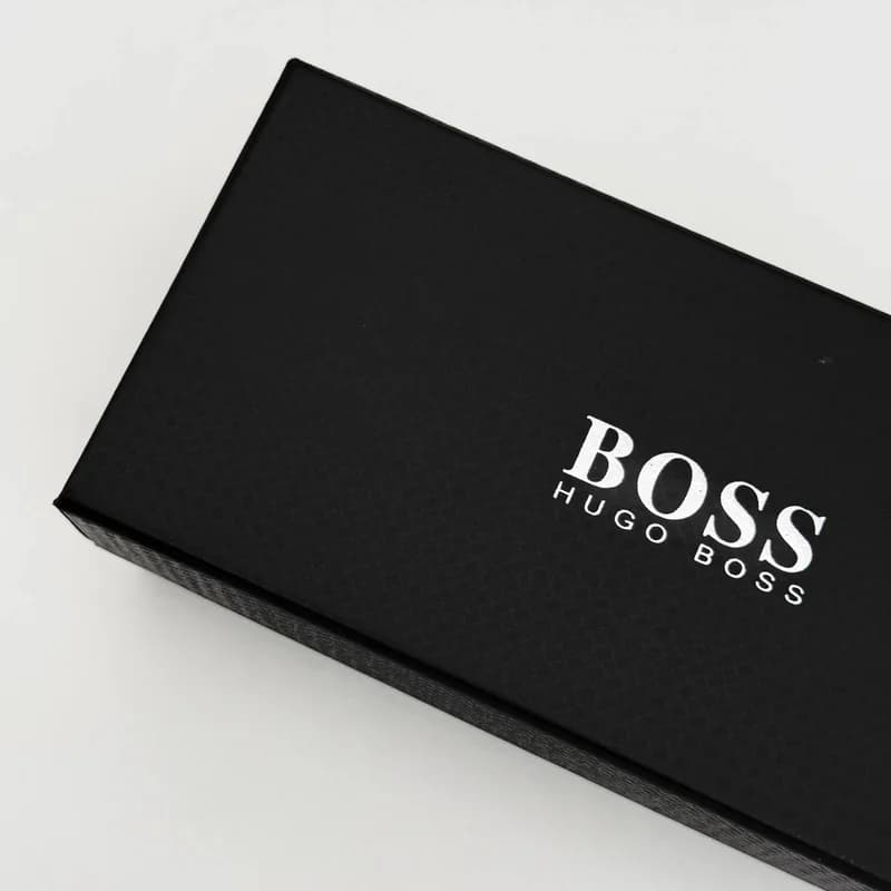 پک و جعبه عینک اورجینال هیوگو باس Hugo Boss هارد تاشو طرح کربن — تصویر ۲