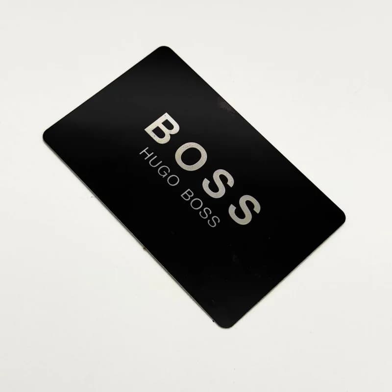 پک و جعبه عینک اورجینال هیوگو باس Hugo Boss هارد تاشو طرح کربن — تصویر ۴
