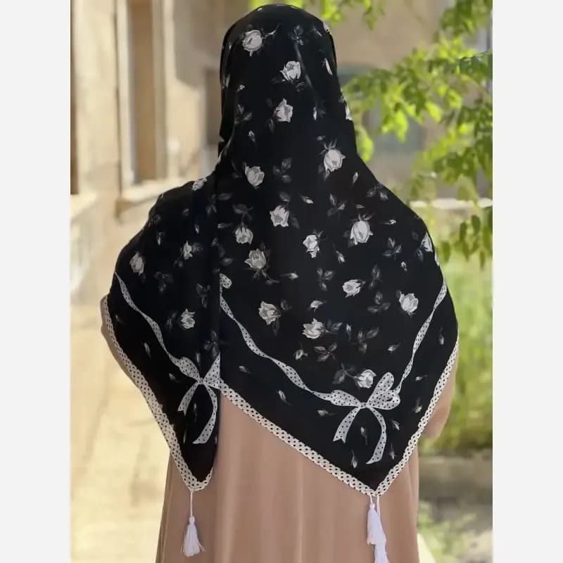 روسری کرپنخ مشکی طرحدار قواره 140 با منگوله — تصویر ۲