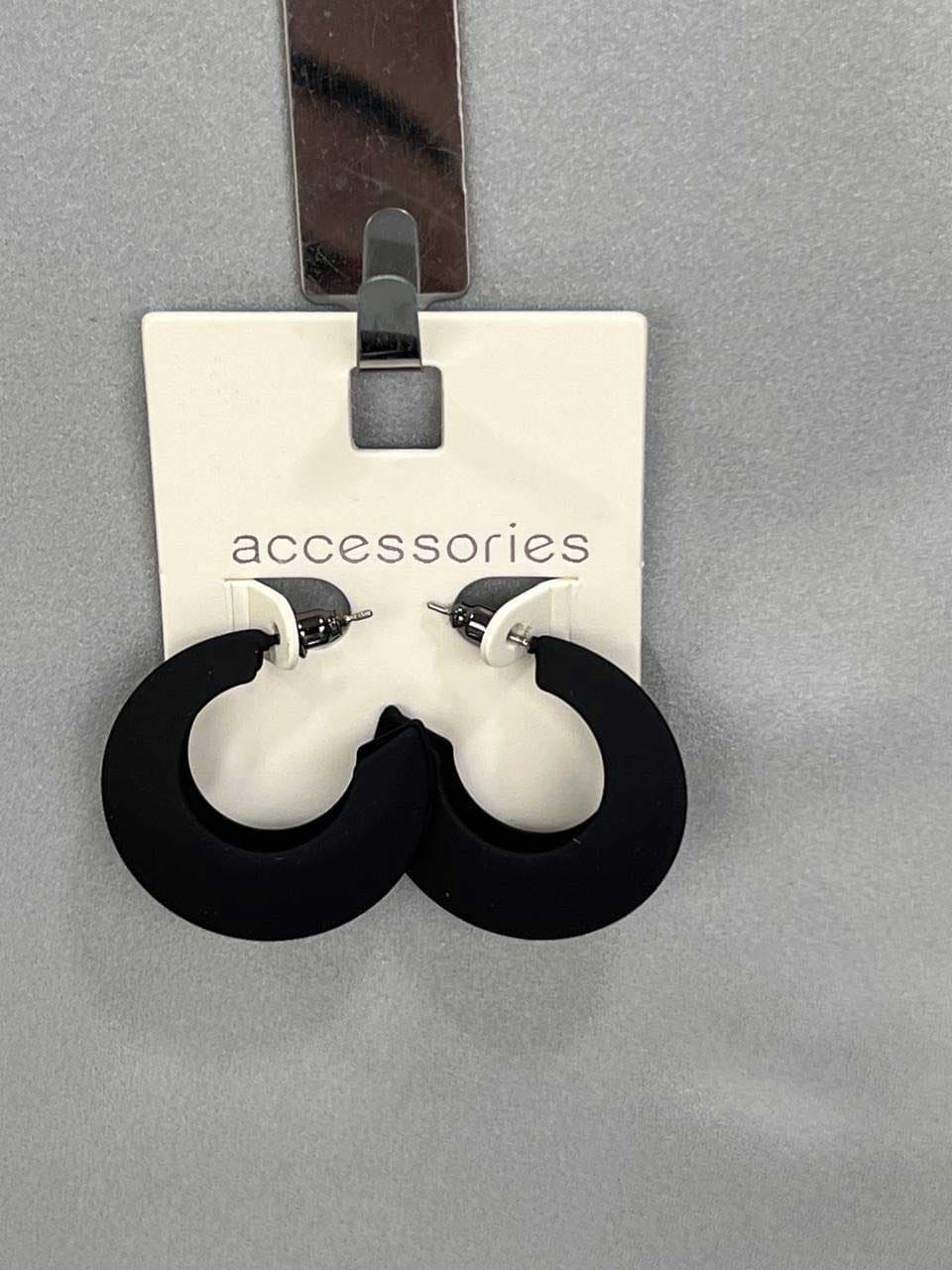 🖤 گوشواره مینیمال مشکی – برند Accessories 🖤